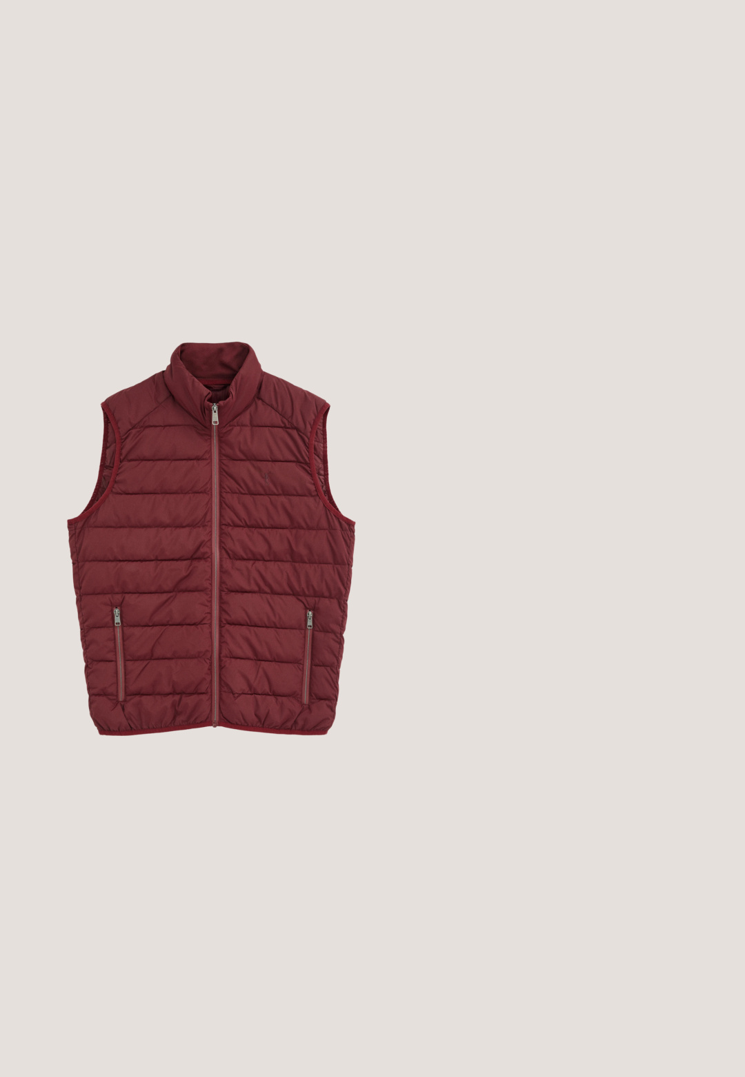 Chaleco acolchado burdeos sin mangas con cremallera frontal, cuello mao y dos bolsillos con cremallera en la cintura sobre fondo blanco.; Jersey rojo de manga larga con cuello de media cremallera, puños y dobladillo acanalados, mostrado sobre un fondo blanco.; Camisa de polo de manga larga en rayas rojas y marinas, con un collar beige y un pequeño logotipo bordado en el pecho. Material de algodón.; Pantalones de tela de pana rojos con corte recto, que cuentan con bolsillos frontales, cremallera y una textura sutil en toda la tela.; Pepe Jeans KINGSTON COLLEGE - Zapatillas - burgundy red; Bolsa compacta rectangular de piel roja con cremallera, detalle de correa frontal y logotipos metálicos, con asa para llevar en el lateral.