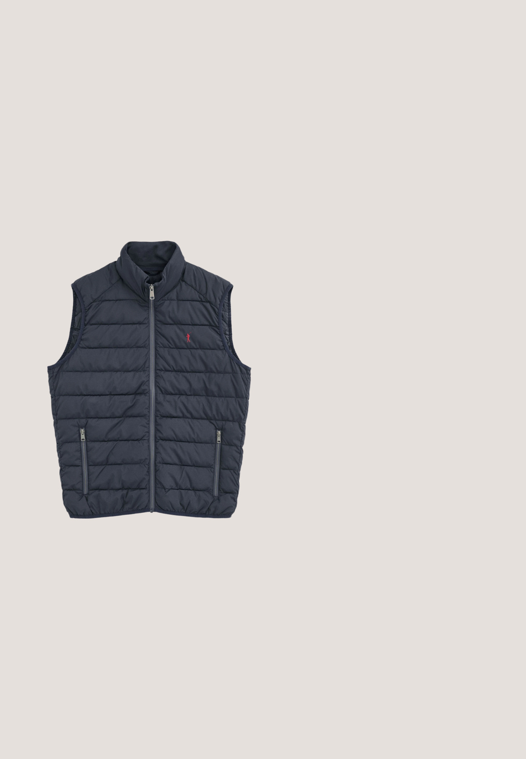 Marineblauwe doorgestikte mouwloze bodywarmer met ritssluiting aan de voorkant, ritssluitingen in de zijzakken en een klein rood logo op de linkerborst.; Zwarte katoenen t-shirt met een gladde textuur. Bevat twee labels: "TYPE NO: C-46" en "AMERICAN CLASSIC" in het geel op donkere stof.; Marineblauwe rechte broek met riemlussen en zijzakken op een effen lichte achtergrond.; Marine sportieve schoenen met een mesh bovenkant, witte veters, oranje accenten, logo aan de zijkant, en een chunky witte zool met een oranje buitenzool.; Zwarte pilotenbril met een metalen montuur, grijze verlopende glazen, zwarte poten met rode accenten en "Polo"-logo op de pootjes.; Marineblauwe nylon sporttas met zwarte geweven handvatten, verstelbare riem, voorvak met rits en reliëflogo. Gladde textuur.