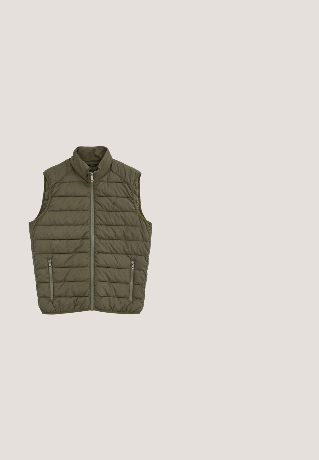 Olivengrøn quiltet ærmeløs vest med frontlynlås, høj krave og to lynlåslommer i siderne.; Olivengrøn, ribbet sweater med høj krave og en kort lynlås. Har et struktureret mønster og dropped shoulders for en afslappet pasform.; Herre overshirt med knapper i grønt, brunt og marineblåt ternet mønster samt en enkelt brystlomme.; Olivengrønne kordfløjlsbukser med lige snit, der har forlommer og knaplukning. Blød tekstur med synligt ribbet mønster.; Brune ruskind ankelstøvler med en rund tå, minimal syning og en tekstureret, kraftig gummisål. Har snørebåndsdesign og hælflig.; Stor olivengrøn stofduffeltaske med sorte læderhåndtag og lynlåslukning på toppen mod hvid baggrund.