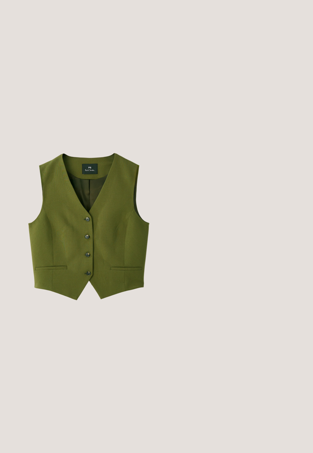 Olijfgroen vest met een V-hals, sluiting met vijf knopen, twee zijzakken en een gladde textuur. Merkenlabel zichtbaar aan de binnenkant.; Mouwloos lichtgroen hemdje met ronde halslijn, gladde stof en subtiel logodetail aan de onderzoom.; Beige op maat gemaakte pantalons met een hoge taille, voorzien van voorplooien, een enkele knoopsluiting en taps toelopende benen. Gemaakt van een soepele stof.; Beige sleehak mule met uitgesneden design langs de zijkant, met een puntige neus en lage hak.; Groene suede handtas met de vorm van een hobo, voorzien van een enkele schouderriem en een gladde textuur. Opvallend door het minimalistische ontwerp en de gebogen silhouet.; Gouden oorbellen met een twisted leaf ontwerp, versierd met kleine fonkelende stenen, en met een stekerbevestiging.