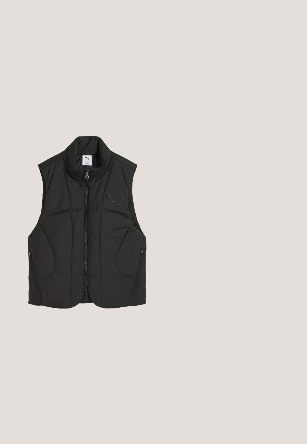 Zwarte mouwloze gewatteerde bodywarmer met ritssluiting aan de voorkant, twee ritszakken, hoge kraag en klein Puma-logo op de borst.; Zwarte hoodie met lange mouwen en een voorzak. Kenmerkt zich door een gouden Puma-logo en contrasterende streepaccenten op het logo. Zachte stof.; Zwart Puma T-shirt met korte mouwen, ronde hals, losse pasvorm, subtiele zijsplitten en klein Puma-logo op de linkerborst.; Zwarte sportlegging met hoge tailleband, zijzak en wit Puma-logo op de bovenkant van de dij.; Zwarte en zilveren Puma sneaker met dikke witte zool, veters aan de voorkant en merkdetails opzij en op de tong, gezien vanuit het linkerzijprofiel.; Zwarte stoffen schoudertas met een rechthoekige vorm, voorzien van een ritssluiting, een gestructureerd oppervlak en een grijs geborduurd logo aan één kant.