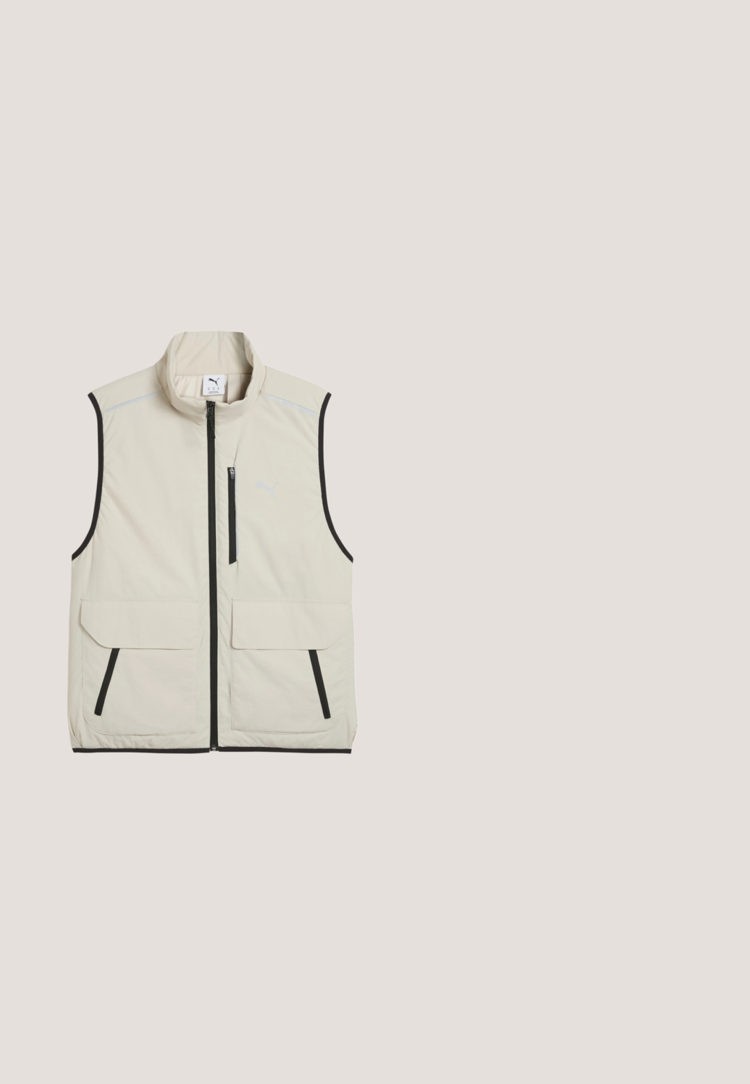 Lichtbeige mouwloos vest met zwarte ritssluiting, twee voorflapzakken, een borstzak met rits en een hoge kraag.; Beige Puma-hoodie met voorzak in kangoeroestijl, capuchon met trekkoord en klein wit Puma Athletics-logo op de linkerborst.; Beige T-shirt met korte mouwen, zwarte wereldbolafbeelding, witte pumasilhouet en zwart PUMA-logo op de borst.; Lichtbeige joggingbroek met een zachte textuur, voorzien van een taillekoord, witte zijstrepen en geborduurde logodetails.; Witte en beige sneaker met mesh- en suèdepanelen, grijze accenten, rood logo en oranje treklip. Ronde neus en ontwerpelementen met een gevoerde zool.; Camouflage heuptasje in beige met rode accenten, voorzien van een voorvak met ritssluiting, een stoffen riem en een merklabel met tekst op een label.