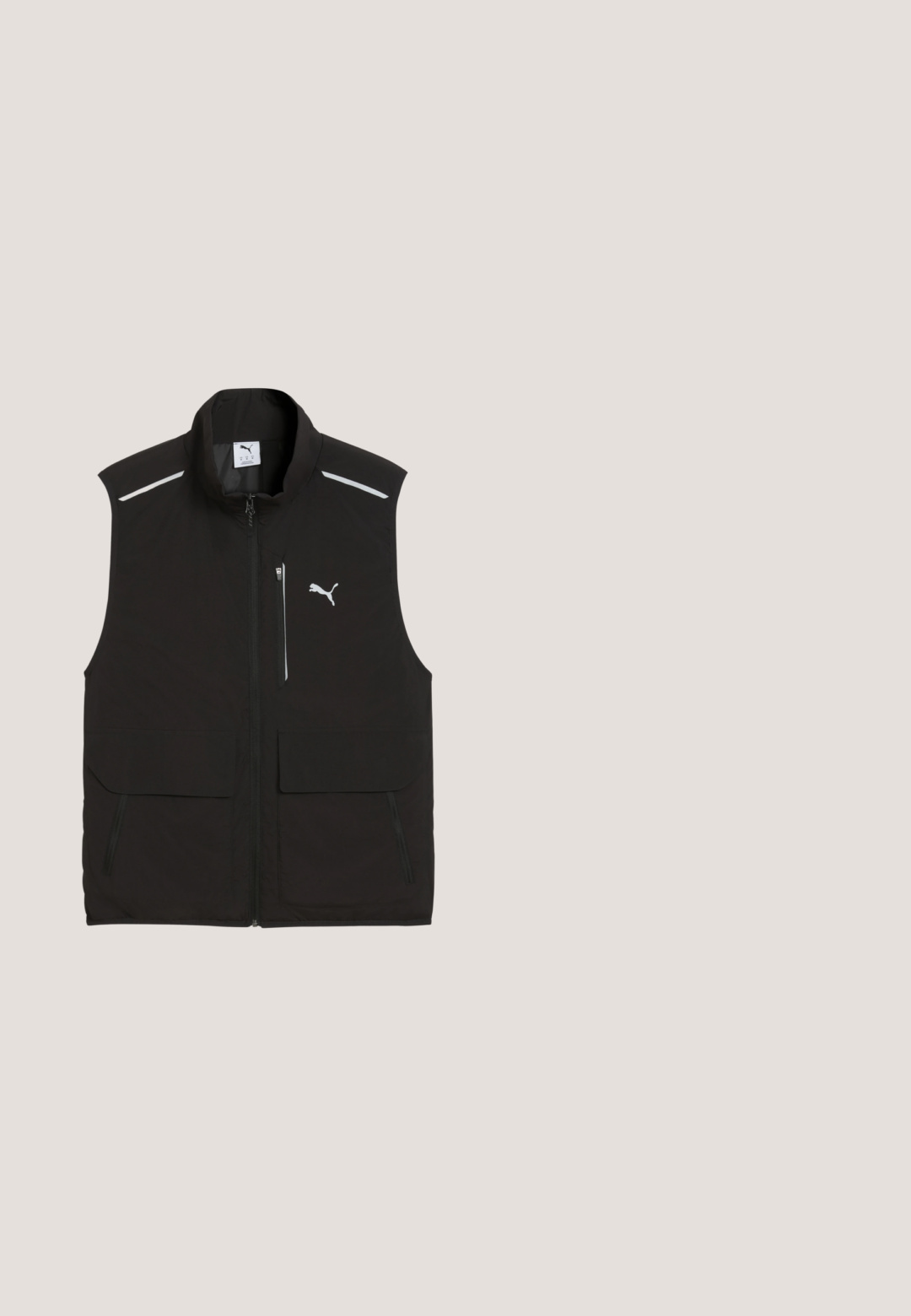 Sort ærmeløs vest med frontlynlås, lynlåslomme på brystet, to store klaplommer, reflekstreger på skuldrene og Puma-logo på brystet.; Sort Puma hoodie med en front kangaroo lomme, en stor Puma logo og tekst på brystet, samt mønstrede grafik på ærmerne.; Sort og hvid kortærmet T-shirt lavet af bomuld, med et iøjnefaldende PUMA-logo i midten og et tekstureret design over brystet.; Sorte Puma træningsbukser med elastisk talje, snøre og logostriber ned langs begge ben med hvidt Puma-logo på venstre lår.; Sort lavtop sportsko med grønne accenter, Puma-logo, Aston Martin Formula One Team-branding og hvid sål.; Polaroid PLD 2135/S - Solbriller - matte black/red