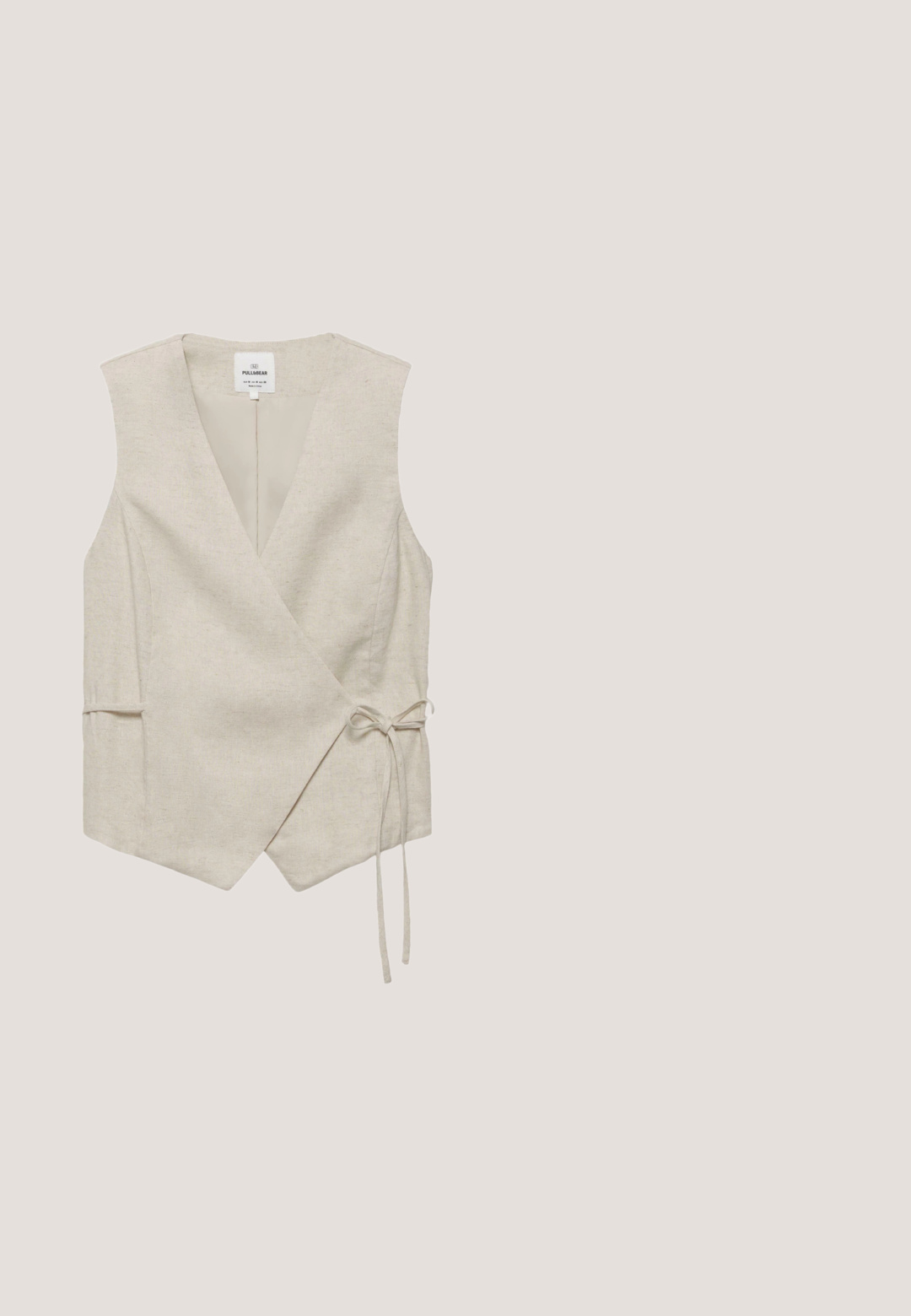 Veste beige sans manches à enfiler avec un décolleté en V profond et une fermeture à nouer sur le côté, fabriquée en tissu texturé.; Gilet sans manches tricoté couleur crème avec un col en V, en tissu doux, posé à plat sur un fond blanc.; Pantalon marron à taille élastique avec cordon et poignets élastiques, avec poches latérales et une coupe ample et confortable.; Sandale tongs beige avec semelle texturée et bride en forme de Y métallique dorée sur fond blanc.; Lunettes de soleil en écaille de tortue avec des verres rectangulaires, monture épaisse et verres teintés foncés. Texture lisse et design minimaliste.; Grand sac fourre-tout avec haut en cuir marron et poignées, et fond en paille tressée beige, présenté sur fond blanc.