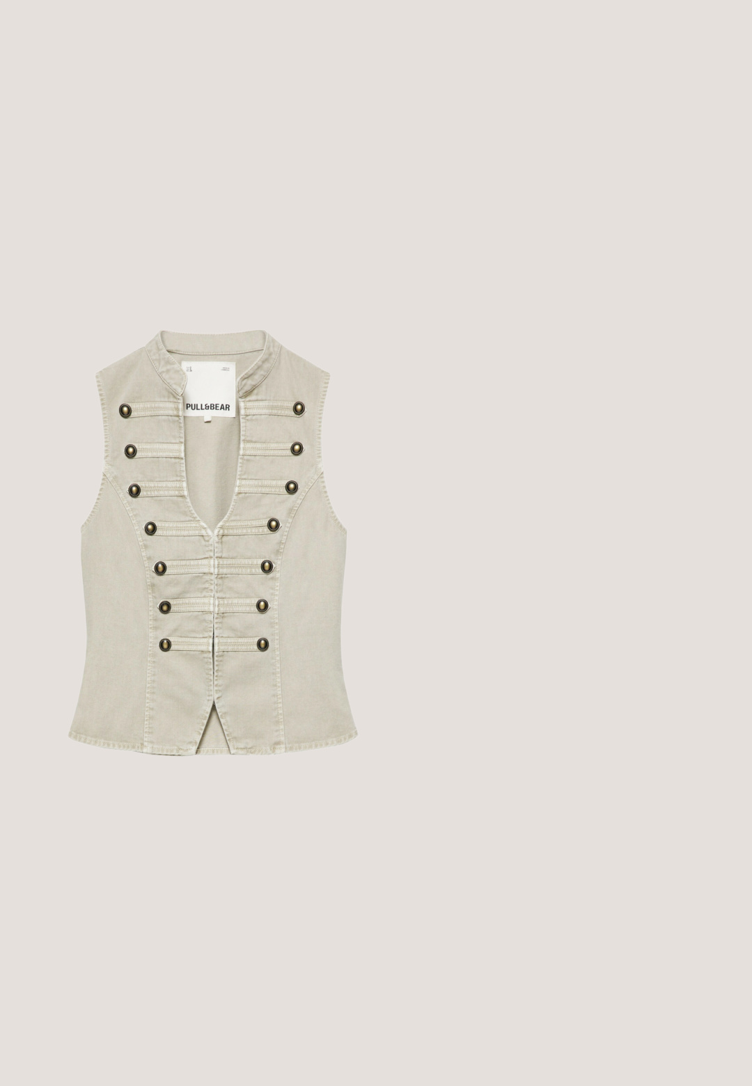 Veste beige sans manches avec détails de boutons style militaire et col montant de la marque Pull&Bear.; T-shirt court jaune clair à manches courtes avec un col rond, présenté sur fond blanc.; Pantalon blanc à jambes larges avec taille élastique et cordon de serrage, doté de poches latérales et d'une coupe décontractée.; Baskets en daim rose clair avec bandes latérales blanches et noires, lacets blancs, languette de talon blanche et semelle en caoutchouc marron sur fond blanc.; Lunettes de soleil ovales translucides marron avec verres teintés et branches fines sur fond blanc.; Sac fourre-tout en tissu beige avec des rayures florales verticales en rose, vert et marron, et deux longues anses avec bords cousus.