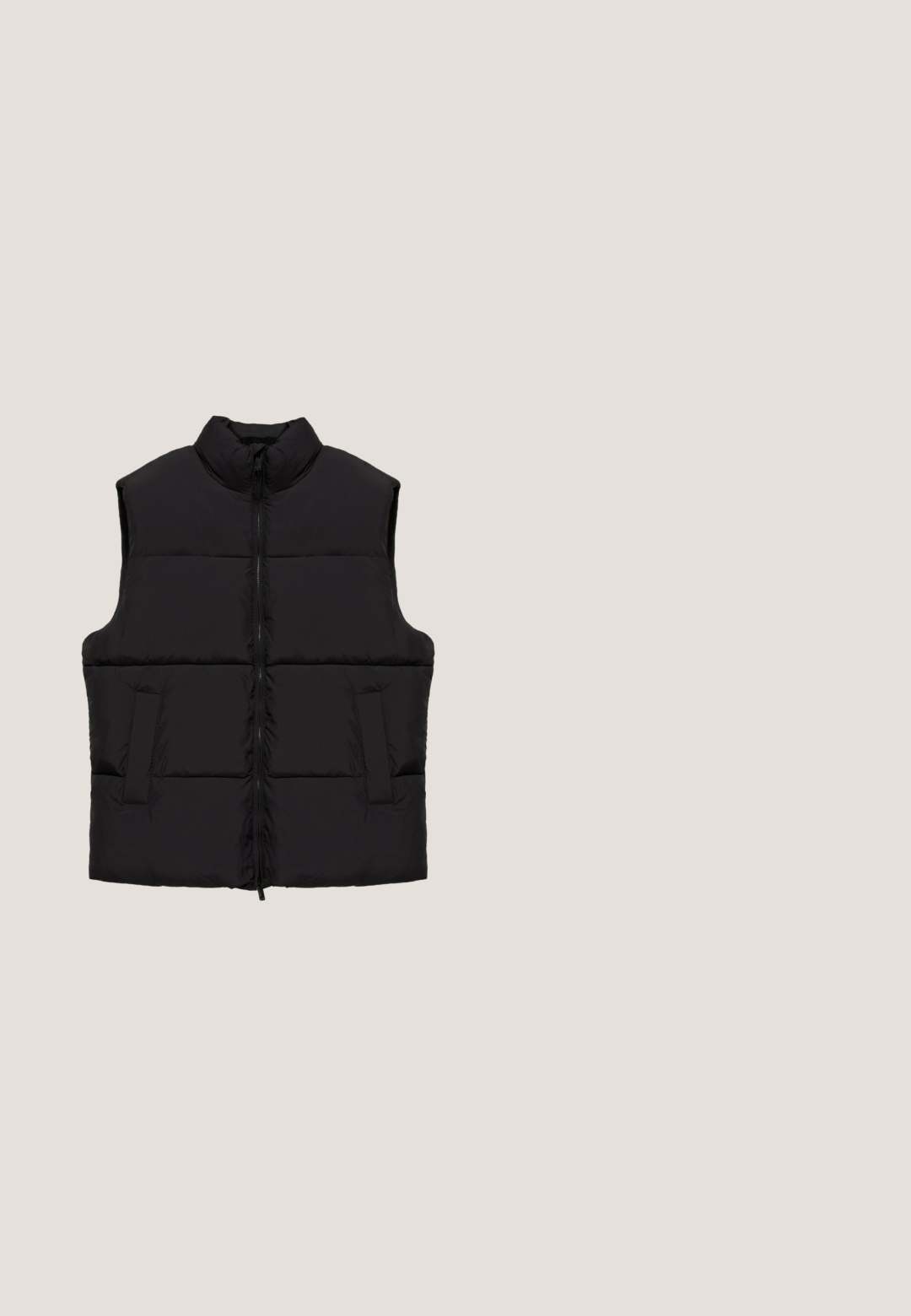 Sort ærmeløs polstret vest med frontlynlås og sidelommer, designet til varme og lag-på-lag.; Sort zip-up hættetrøje med hætte, to frontlommer, ribstrikkede manchetter og kant. Fremstillet af blødt stof med et minimalistisk design og diskret logo-detalje.; Hvid oversized bomulds t-shirt med rund hals og korte ærmer; glat tekstur, uden synlige mønstre eller accenter.; Sort løstsiddende træningsbukser med elastisk linning og hvid buet piping langs ydersiden af hvert ben.; Sort lavtopet lædersneaker med tyk sål, perforeret tå og chunky snoede snørebånd, vist i sideprofil på hvid baggrund.; Sort rektangulær håndledstaske med frontlomme og lynlås, tekstureret stof og strop fastgjort til den ene side.
