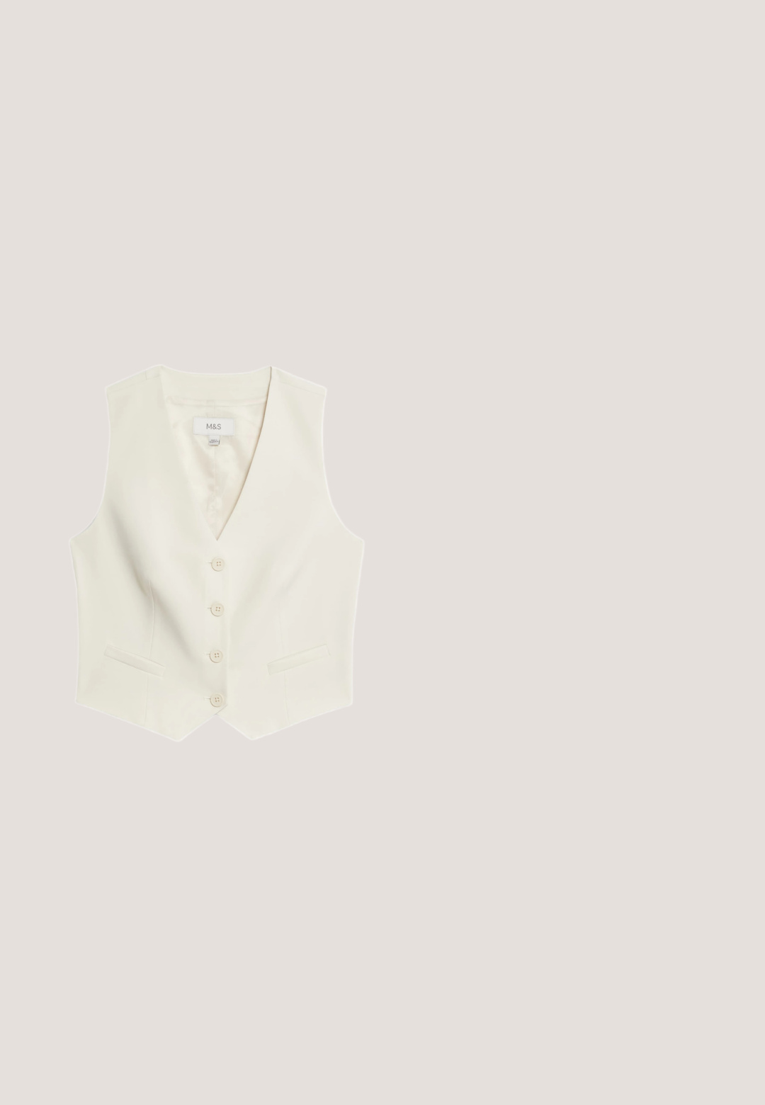 Cremefarvet ærmeløs vest med V-udskæring, fem knapper og to frontlommer; skræddersyet design med en glat, struktureret overflade.; Beige V-hals top med korte ærmer, tekstureret stof og en diskret metallisk kant langs halsudskæringen. Simpelt, lige snit design.; Beige bukser med høj talje, lige ben, sidelommer og lynlås foran.; Nøgen hæl sandal med åben tå og gennemsigtig overdel samt slank hæl, der har en glat tekstur og minimalistisk design.; Brune transparente solbriller med rektangulære rammer og mørkebrune linser. Bøjlerne har subtil branding og en glat, blank finish.; Rektangulært cremefarvet håndtaske med to korte håndtag og en justerbar skulderrem, med en subtil lodret struktur på overfladen.