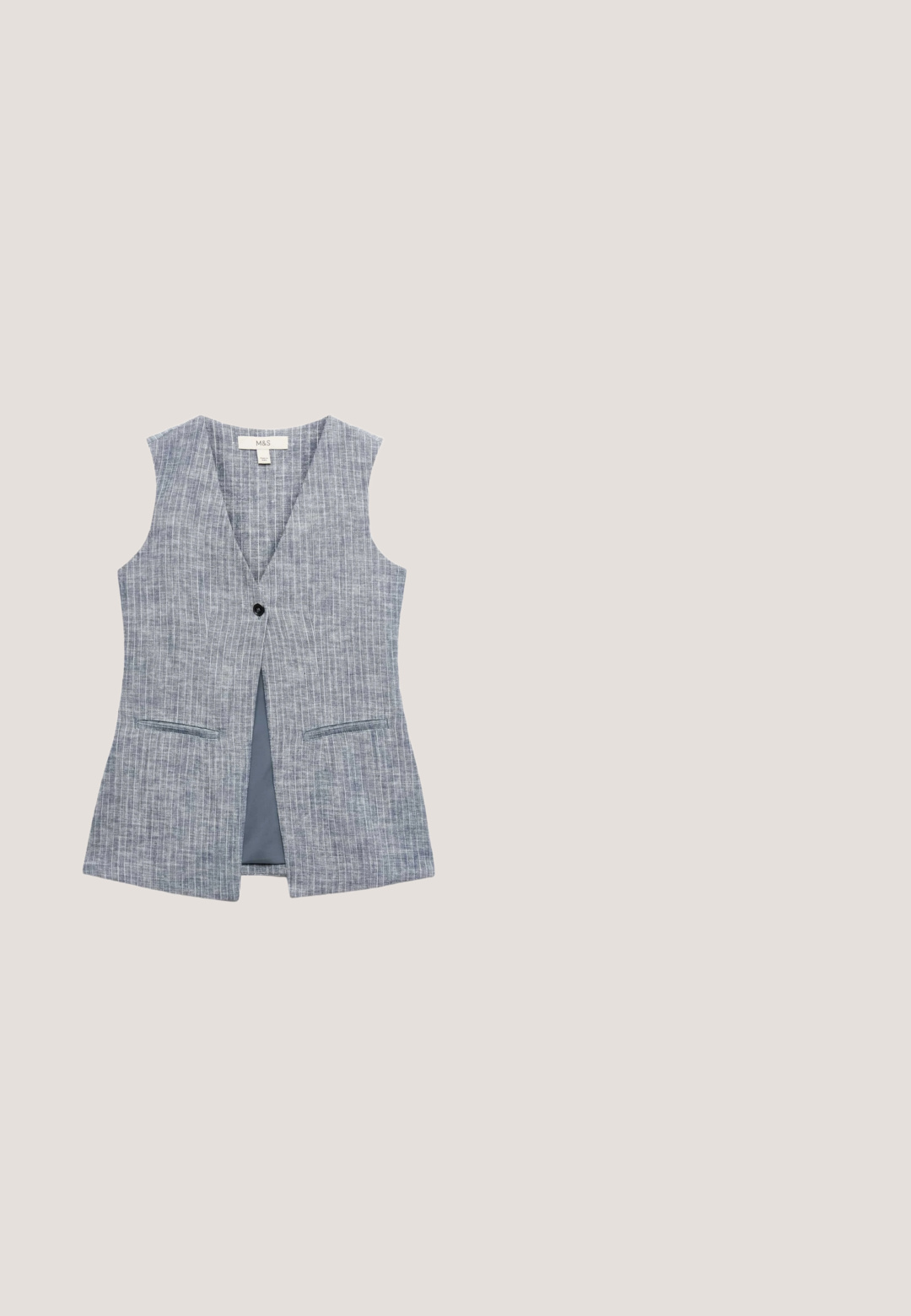 Ærmeløs grå vest med tynde hvide lodrette striber, enkelt sort knaplukning og to forlommer med kant.; Lyseblå T-shirt med korte ærmer lavet af blød bomuld, med rund halsudskæring og afslappet pasform med lige kant.; Lysblå brede bukser lavet af glat stof; har en flad front med plisser for struktur og ingen synlige lukninger.; Vævede sandaler med et beige og lysblåt design, der har to justerbare stropper og en polstret brun fodseng. Gummisål.; Hvide, oversized plastik solbriller med lyserøde linser; har en subtil glans og en guldaccent på stængerne.; Tote taske med lodrette lyseblå og hvide striber, to lange lyseblå håndtag og et lille præget logo på midten foran.