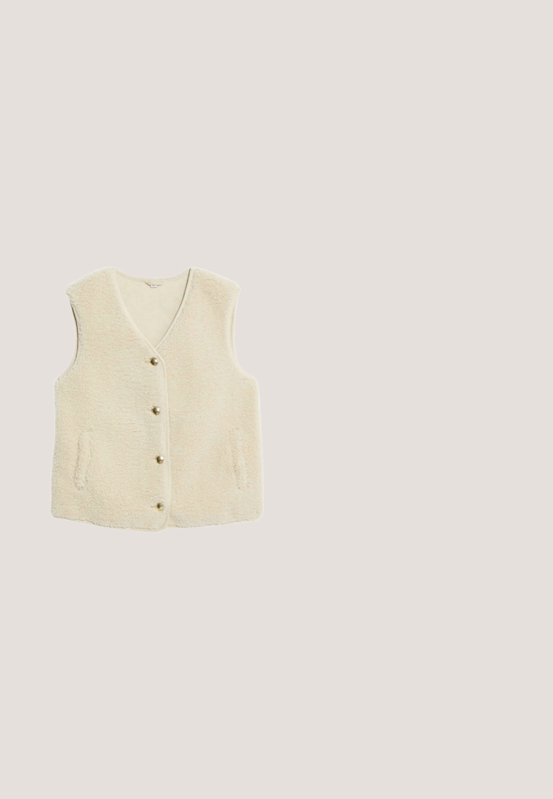 Gilet en polaire crème, avec un col en V, cinq boutons en métal et deux poches latérales. Tissu doux et texturé offrant chaleur et confort.; Pull à col rond beige en tissu doux, doté de manches longues et d'une coupe décontractée. Surface texturée avec un minimum de détails.; Pantalons larges beiges en tissu léger, dotés de deux poches latérales, d'un devant plat et d'une texture lisse.; Bottine en daim marron avec bout arrondi, semelle en caoutchouc plate et languette à l'arrière. Détails de coutures visibles sur le côté et autour du col.; Lunettes de soleil ovales avec verres foncés et monture marron écaille brillante, présentées sur fond blanc.; Sac cabas en daim marron foncé avec deux bretelles et un design minimaliste sur fond blanc.