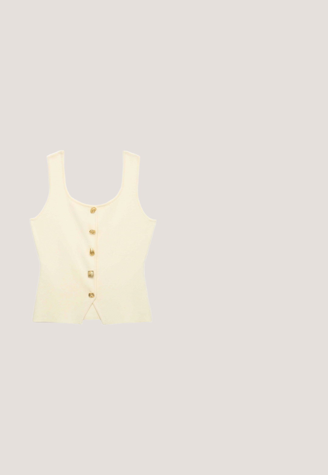 Cremefarvet ærmeløs strikket top med rund halsudskæring og fem dekorative guldknapper ned midten foran.; Ärmeloses creamfarvet top med en tætsiddende design, der har tre satin sløjfer foran og en glat tekstur. Mærket er synligt ved halsudskæringen.; Hvid knælang blyantskørt lavet af blødt, elastisk stof. Har et tætsiddende design med et glat taljebånd og minimale sømme.; Beige ruskind slingback højhælet sko med spids tå og justerbar rem med spænde på hvid baggrund.; Rektangulær cremefarvet clutch-taske med lås i guldtonet metal og en flettet guld kæderem på hvid baggrund.; Guldtonet bølgarmbånd med en kapital "I" accent, besat med klare sten og en rund, klar sten detalje, glat metaloverflade.