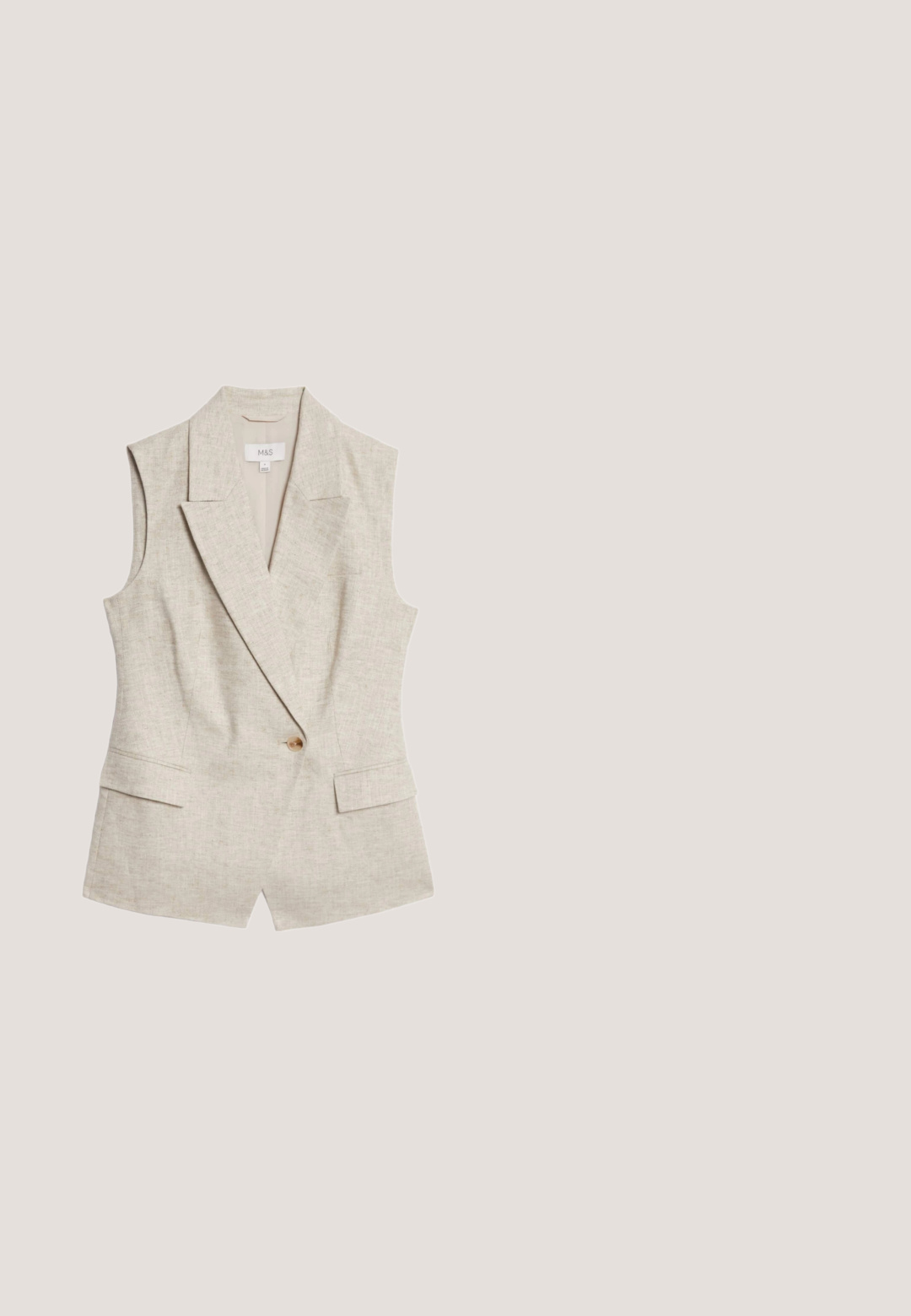 Beige linnen mouwloze blazer met een geklede revers, enkele knoopsluiting, twee voorzakken en een gestructureerde stofafwerking.; Mouwloze offwhite blouse met een mandarin-kraag en een voorplooi met twee verticale rijen kleine knoopjes.; Beige op maat gemaakte broeken met een vlakke voorkant, zijzakken, riemlussen en een recht model. Gladde stof met een subtiele glans.; Beige balletschoenen van glad synthetisch materiaal. Voorzien van een kleine blokhak en een geknoopt detail met gouden accenten op de teen.; Rechthoekige zonnebril met een lichtgeel kunststof montuur en bruine verloopglazen. Heeft minimale branding aan de zijkant en slanke pootjes.; Beige canvas tas met bruine leren afwerking, dubbele schouderbanden en een goudkleurige hanger met initialen die dichtbij de bovenkant hangt.