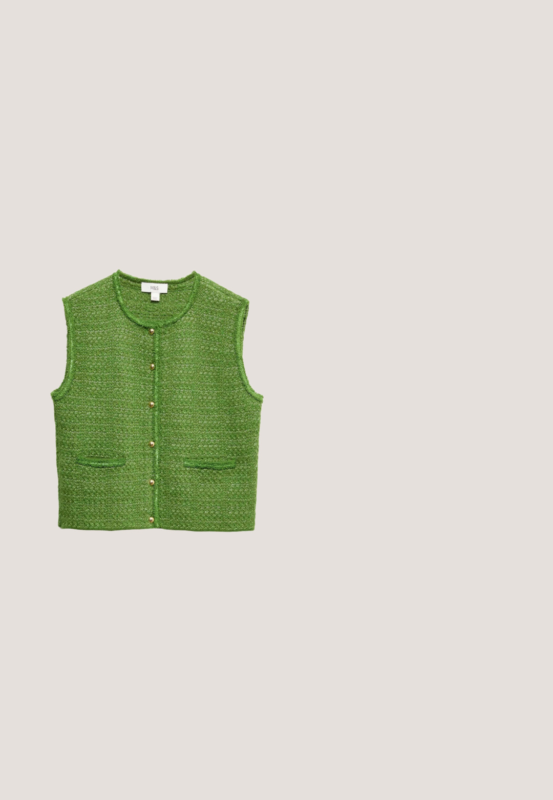 Groene mouwloze vest gemaakt van textuurstof, met een ronde halslijn, vijf gouden knopen en twee voorke pockets.; Olijfgroen mouwloos shirt met een ronde halslijn, gemaakt van zachte stof, met een ontspannen pasvorm en een vereenvoudigd ontwerp.; Olijfgroene broek met wijde pijpen, bloemige eyelet-openingen, elastische tailleband, zijstrikjes en decoratieve kanten rand bij de zoom.; Olijfgroene suède slippers met twee verstelbare riemen en grote schildpadkleurige gespen op een platte bruine zool.; Rechthoekige olijfgroene geweven handtas met twee gevlochten handvatten en open bovenkant, met een getextureerd, in elkaar verweven patroon.; Dubbelgelaagde ketting met één gouden schakelketting en één groene kralenstreng, voorzien van een gouden sluiting en een verlengketting met een kleine bedel.