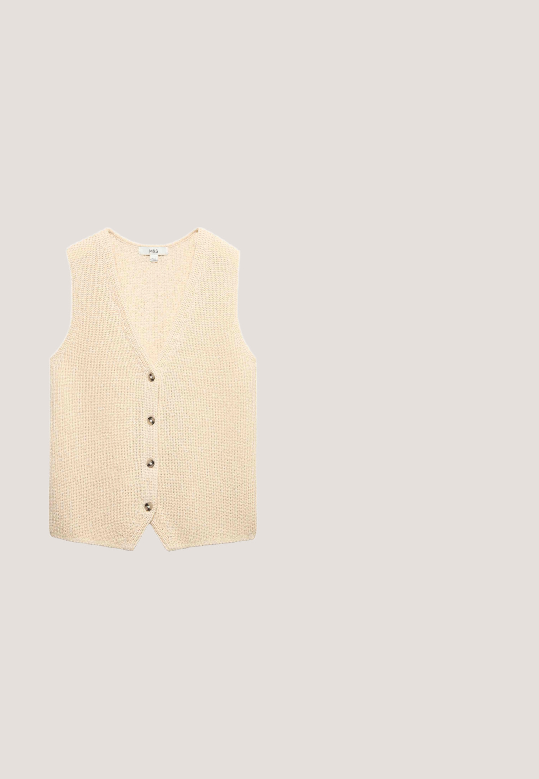 Kremfarvet strikket ærmeløs cardigan med V-hals og fire knapper foran, mærket M&S, lavet i Bangladesh.; Beige kortærmet striktop med rund hals og ribkanter ved ærmer og kant, lagt fladt på en hvid baggrund.; Beige vidde-bukser lavet af blødt stof, med en snoretræk i taljen og en glat tekstur, uden mønstre eller ekstra hardware.; Par brune ruskind slip-on sandaler med brede remme og flade såler på en lys grå tekstureret overflade.; Skildpaddemønstrede solbriller med runde stel, brune tonede linser og en poleret finish. Har metaldetaljer på stænger.; Vævet stråtaske med brede hvide læderstropper og forlomme sikret med en enkelt knaplukning.