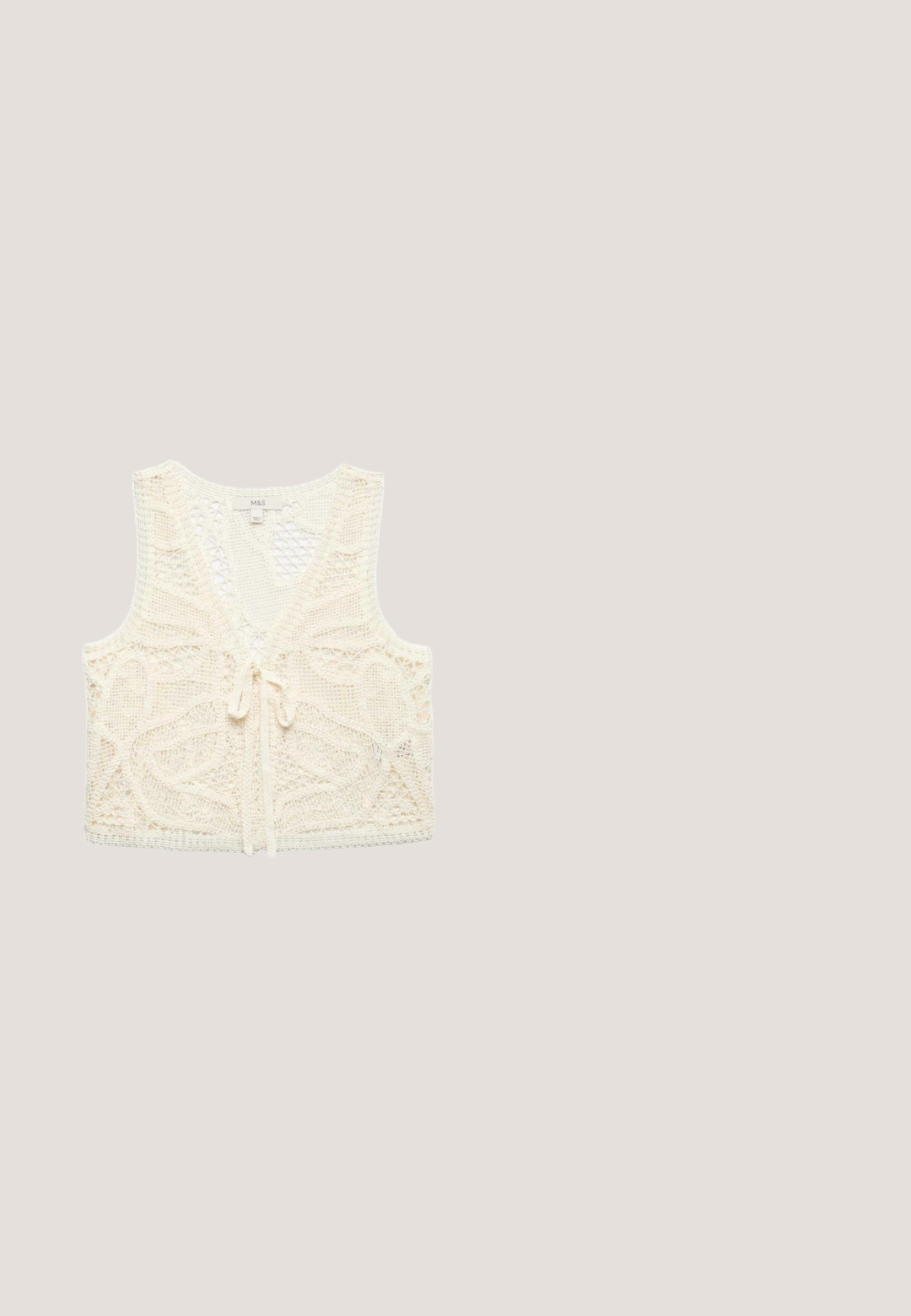 Hæklet cremefarvet ærmeløs vest med bindelukning, med indviklede hulmønstre og V-hals.; Hvid kortærmet bluse med sort blomsterbroderi, bølget kant og snørredetaljer foran, lavet af let vævet stof.; Hvide bukser med brede ben og diskret blomsterbroderi på forsiden af benene, med forlommer og en linning med knaplukning.; Hvide flade sko med en rund tå, prydet med sølvnitter, med en dekorativ rem over vristen og en lav hæl.; Beige rektangulære solbriller med solide brune linser og en tyk ramme vist mod en hvid baggrund.; Lille cremefarvet håndtaske med over 50 hvide knapper i forskellige størrelser, der dækker fronten og håndtaget på en ens hvid baggrund.