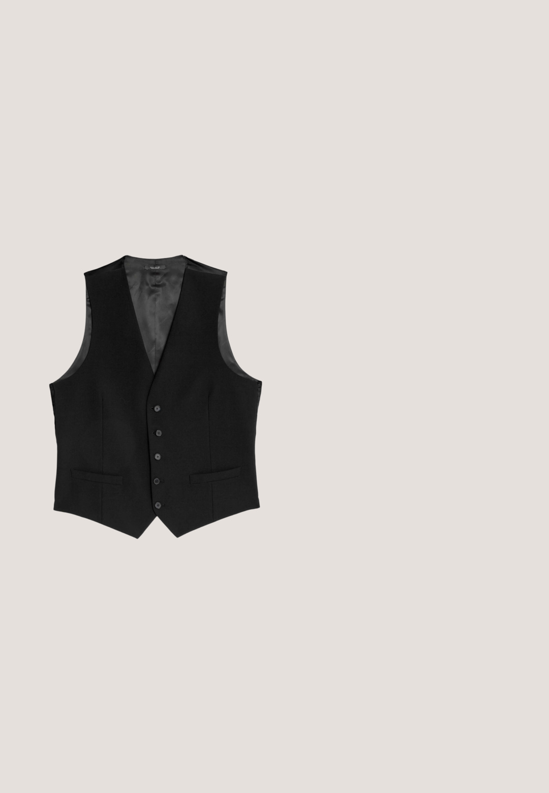 Zwart formeel vest met vijf knopen aan de voorkant en twee steekzakken aan de voorkant, mouwloos met een V-hals en een gladde binnenvoering.; Witte langekleding overhemd met lange mouwen, voorzien van een textuurpaneel aan de voorkant, klassieke kraag en knopen-sluiting. Glad stoffen afwerking.; Zwarte geweven stof met een textuur oppervlak en uniforme, in elkaar grijpende patronen, geschikt voor verschillende textieltoepassingen.; Zwarte leren schoen met een ronde neus, vetersluiting, gestikte details en een gestructureerde rubberen zool. Gladde oppervlakte met een glanzende afwerking.; Zwarte leren toilettas met een gladde textuur en rechthoekige vorm. Voorzien van een ritsluiting en een zijhandvat voor gemakkelijk transport.; Zwarte leren riem opgerold met een zilverkleurige rechthoekige gesp en een klein metalen label aan de riemlus.