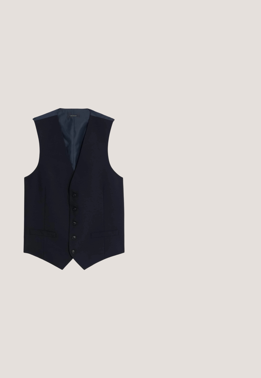 Chaleco formal masculino azul marino con cinco botones y dos bolsillos delanteros con abertura, sin mangas y con cuello en V.; Camisa de manga larga azul clara en un tejido suave, con cuello puntiagudo y botonera completa con botones blancos. Sin estampados ni acentos.; Pantalones formales para hombre en azul marino con corte recto, cierre frontal con botones, trabillas para cinturón y bolsillos laterales.; Mocasines de ante azul marino con una suela plana de goma negra y un pequeño lazo decorativo en la parte superior. Textura suave y diseño aerodinámico.; Maletín de cuero azul marino con forma rectangular estructurada, dos asas superiores y una correa para el hombro ajustable. Superficie texturizada con detalles sutiles.; Cinturón de cuero azul con hebilla rectangular plateada, cinco agujeros de ajuste y una trabilla sobre un fondo blanco.