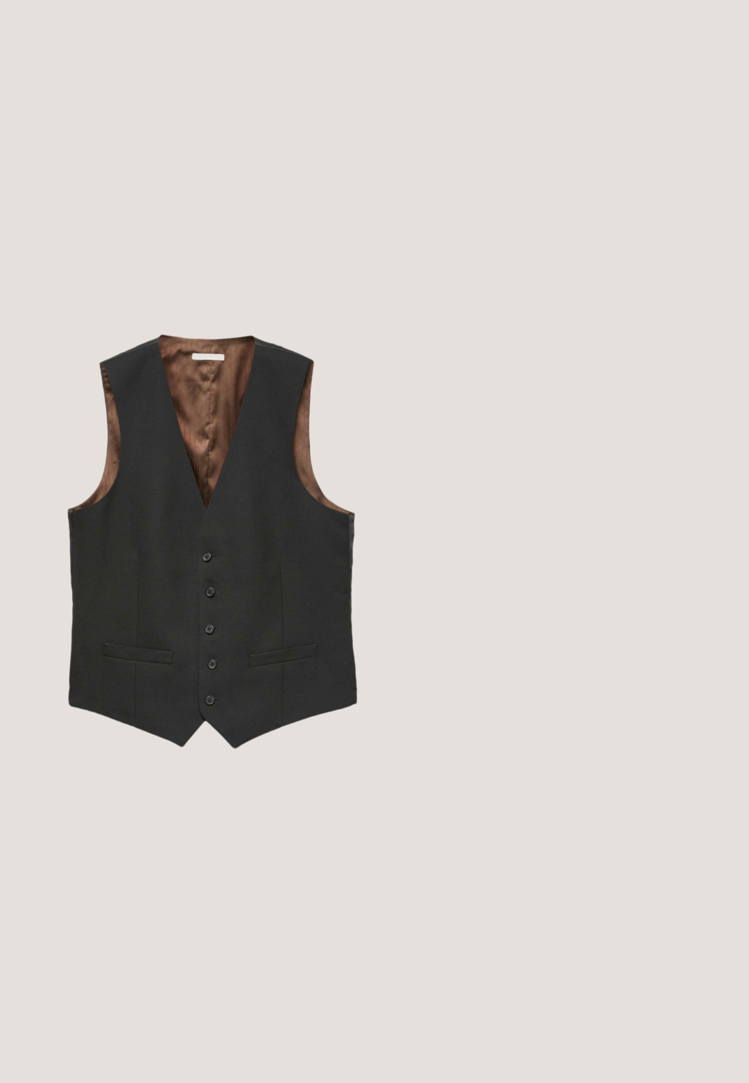 Gilet formel noir avec cinq boutons et deux poches avant, doublure satinée marron à l'intérieur.; Chemise blanche à manches longues avec un col pointu, fermeture à boutons sur le devant et une texture lisse. Présente une coupe standard et un design cintré.; Pantalons à carreaux gris foncé avec une coupe slim, dotés d'une fermeture à bouton et de poignets retroussés, fabriqués dans un tissu texturé.; Mocassin pour hommes en suède noir avec talon bas et boucle décorative sur le côté, présenté de profil sur fond blanc.; Nœud papillon noir en tissu texturé, avec des extrémités pointues et une bande en satin au centre pour le maintien.; Ceinture en cuir noir avec une boucle rectangulaire en métal argenté et une boucle en cuir sur fond blanc.