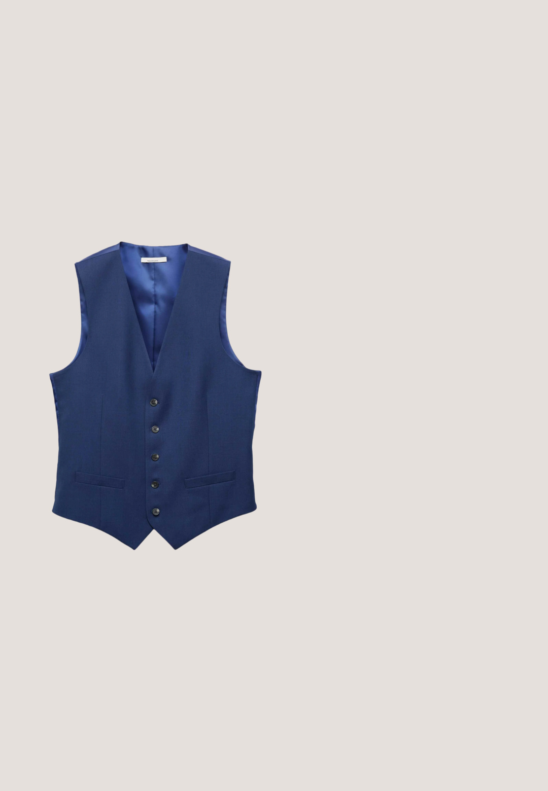 Chaleco azul marino hecho a medida con cinco botones, dos bolsillos delanteros ribeteados y forro interior de satén.; Camisa de manga larga azul clara en un tejido suave, con cuello puntiagudo y botonera completa con botones blancos. Sin estampados ni acentos.; Pantalones de hombre entallados de color azul claro con trabillas para cinturón, botón frontal, cremallera y bolsillos laterales, mostrados sobre un fondo blanco.; Mocasines de cuero tejido en azul con un diseño elegante, que cuentan con una punta afilada y un bajo tacón negro. Superficie texturizada con patrones intrincados.; Gafas de sol con montura de metal, lentes azules con degradado y patillas finas de color marrón, mostradas en ángulo sobre un fondo blanco.; Cinturón de cuero trenzado en azul oscuro con una textura suave. Presenta una hebilla rectangular de color bronce y un lazo para ajuste.