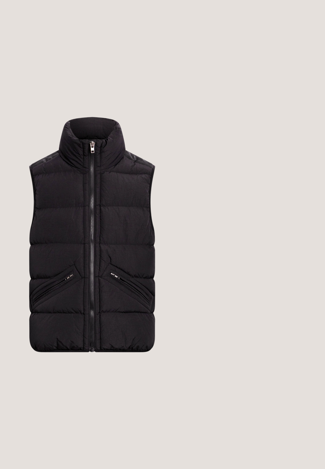 Veste sans manches matelassée noire avec col montant, fermeture éclair devant et deux poches zippées inclinées de chaque côté.; Sweat-shirt marron à manches longues avec col rond, logo texte « replay denim goods » sur la poitrine, poignets et taille côtelés, avec un détail de couture en V sous le col.; T-shirt à manches longues écru col rond avec un petit patch logo noir rectangulaire sur la poitrine gauche.; Pantalon en velours côtelé noir à jambe droite, taille élastique, cordon de serrage et poches latérales, présenté sur un fond uni.; Baskets basses blanches avec accents noirs, semelle crème, lacets et texte "Jeans Pepe" sur le panneau latéral.; Petit sac bandoulière gris compact avec poche zippée à l'avant, sangle noire réglable et petit logo argenté dans le coin inférieur droit.