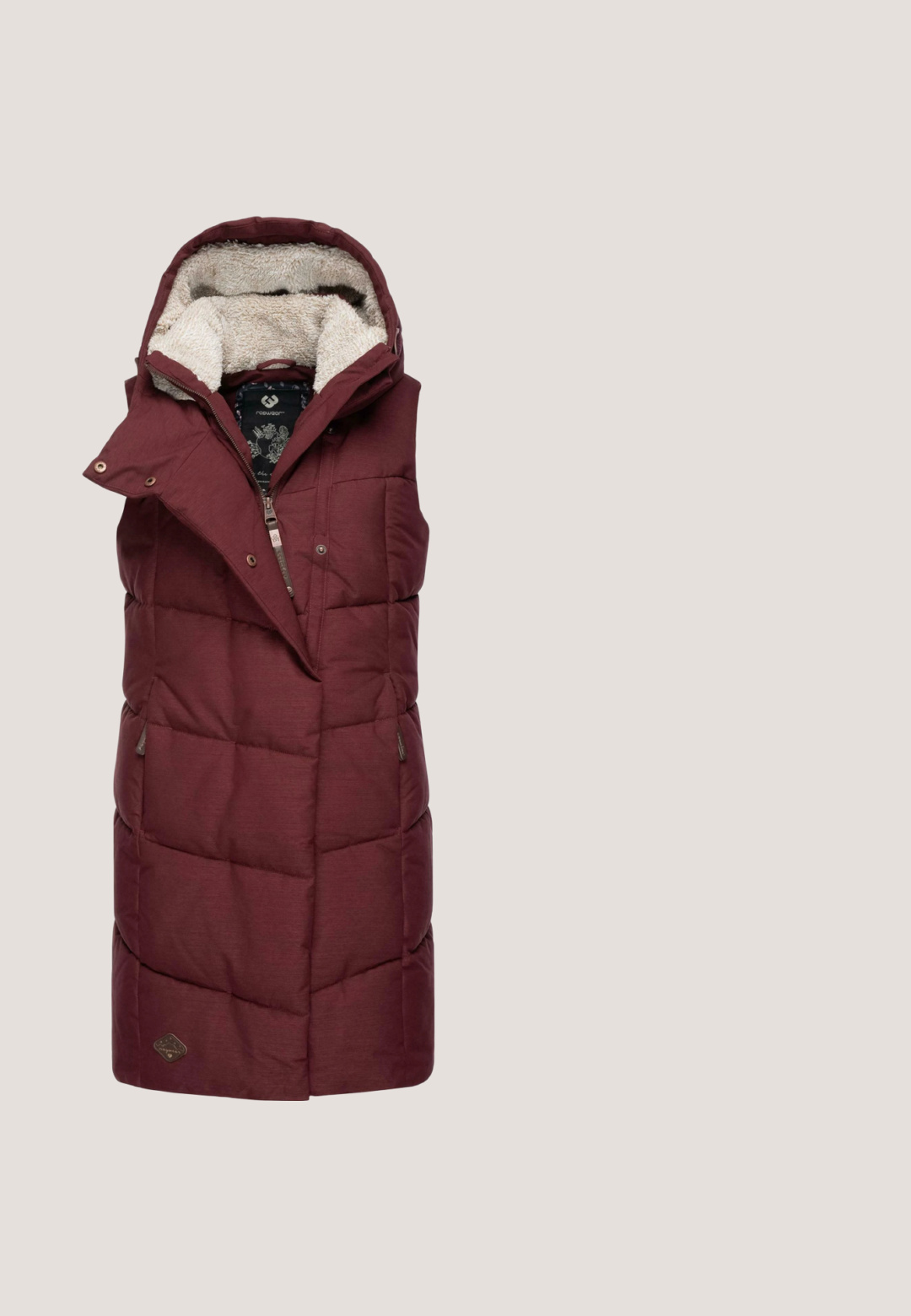 Burgundy polstret vest med en struktureret, fleeceforet hætte, der har en frontal lynlås og dekorative knapper, designet til varme og komfort.; Bordeaux sweatshirts med et geometrisk hvidt stjernes mønster. Ribbet rund halsudskæring og manchetter. Blød tekstur og afslappet pasform.; Langærmet skjorte med horisontale beige og mørkerøde striber og en rund halsudskæring.; Rustrøde joggerbukser lavet af blødt stof, med elastisk talje og snøre, samt taperede ben.; Beige og brune ruskind- og lædersneakers med hvide snørebånd, tekstureret sidepanel, tyk sål og "Pepe Jeans"-mærkning på hælen.; Pepe Jeans Skuldertasker - chocolate brown