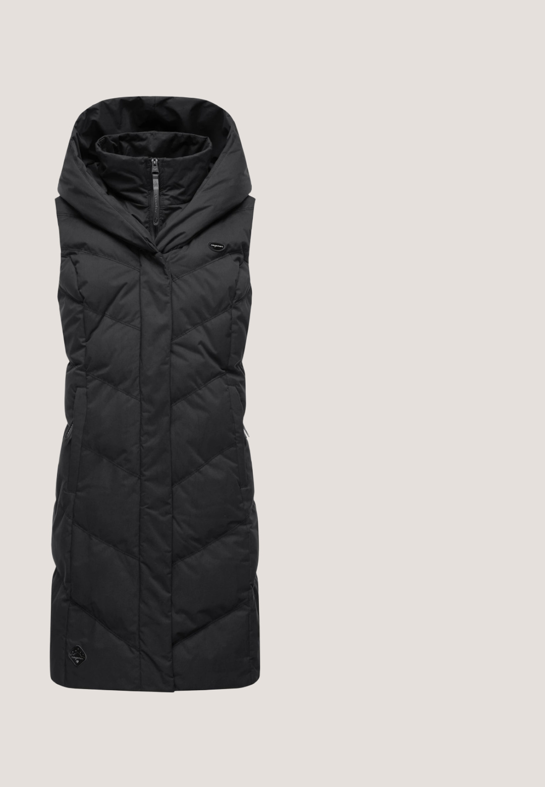 Sort ærmeløs dunvest med høj krave, diamantmønstret quilt, lynlås foran og sidelommer. Holdbart stof.; Sort rullekrave sweater lavet af blødt strikkemateriale, med lange ærmer og ribbede detaljer ved halsen og kanten. Tætsiddende design.; Lys grå langærmet turtleneck-top lavet af blødt stof. Har en afslappet pasform og et minimalistisk design med subtile syningsdetaljer.; Sorte bukser med vide ben, elastisk talje og snøre foran, med to forlommer og en glat kant.; Sorte højtop sneakers med en struktureret læder sidepanel, blanke detaljer og en kontrasterende hvid mellemsål med en robust ydersål.; Sort lædertaske med en aftagelig skulderrem, der har en lynlåslomme på forsiden og en tekstureret nederste panel. Glat overflade på toppen.