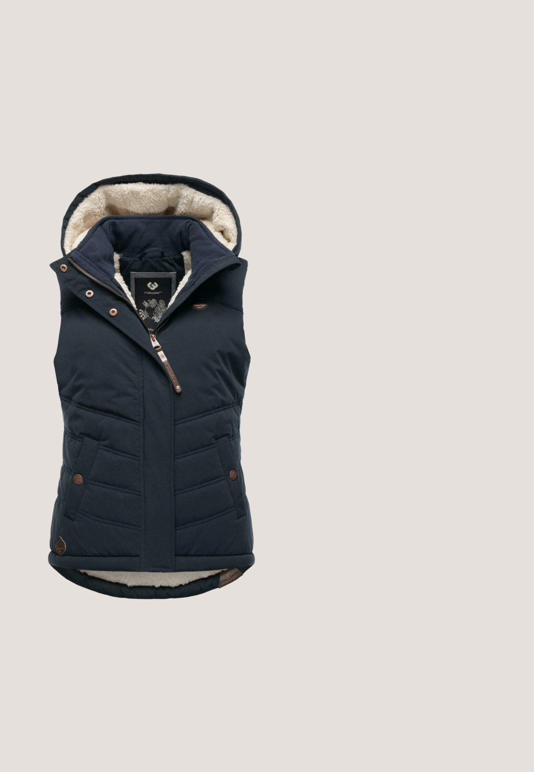 Ragwear HESTY - Vesta - navy; Kapucňová mikina v tmavomodrej farbe, vyrobená z mäkkej tkaniny. Obsahuje šnúrky s hnedými koženými akcentmi a malú nášivku loga na prednej strane.; Denimová košela v tmavomodrej farbe, s predným gombíkovým zapínaním, špicatým golierom a dvoma náprsními vreckami s chlopňou. Dlhé rukávy s gombíkovými manžetami.; Tmavomodré tepláky vyrobené z mäkkého materiálu, s elastickým pásom na šnúrku a zúženými členkami. Bez vreciek.; Biely a modrý teniska s šnúrkami, hrubou podrážkou a logom Mustang na päte, zobrazená z vonkajšej strany.; Námornícky modrá taška vyrobená z hladkého nylónu, s dvoma textúrovanými ušami a čiernym obdĺžnikovým logom na prednej strane.