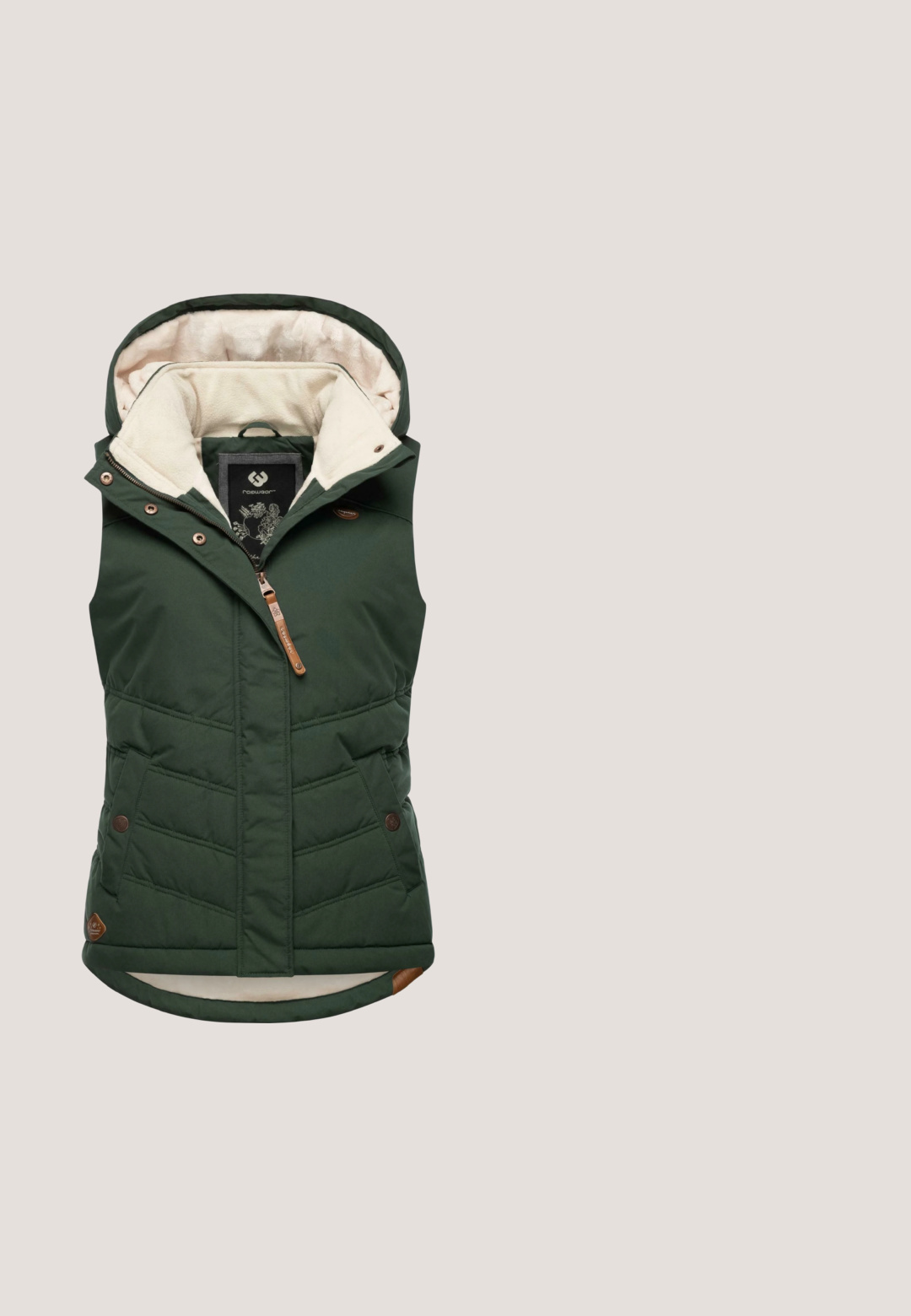 Ragwear HESTY - Bodywarmer - dark green; Lichtgrijze hoodie met lange mouwen, hoge kraag, witte trekkoorden, kangoeroezak aan de voorkant en geribde boorden en zoom, weergegeven op een effen achtergrond.; Lichtgroen T-shirt met bergafbeelding, oranje zon en tekst "NORTH BEND Exploring the wild is where the adventure begins" op de voorkant.; Lichtgroene casual broek van katoen, met een tailleband met trekkoortje, zijzakken en stikseldetails langs de pijpen.; Lichtgroene gebreide sneaker met witte veters, beige rubberen zool, mosterdkleurig logo aan de zijkant en een paardenembleem op het hielstuk.; Kleine groene crossbodytas van gestructureerde stof, met voorvak met ritssluiting en verstelbare band met metalen gespen.