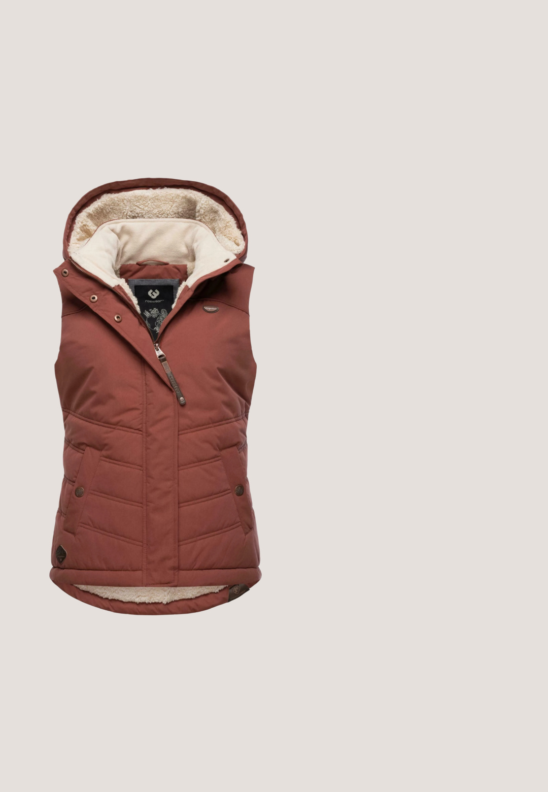 Ragwear HESTY - Chaleco - terracotta; Suéter de cuello alto de punto en suave melocotón, con patrón de cable texturizado, mangas largas y una etiqueta de marca tejida en el dobladillo.; Camiseta de manga corta color rosa claro con cuello redondo, con un diseño floral central en tonos de rosa, beige y marrón.; Pantalones de chándal rosa hechos de una tela suave, con una cintura elástica ajustable con cordón y borlas decorativas, y dos bolsillos frontales.; Zapatilla de ante y cuero en tonos marrón y rosa, con suela blanca, cordones y el logo de Pepe Jeans en el lateral, vista desde el exterior.; Bolso tote rosa con estampados de fresas, bolsillo frontal de un tono rosa oscuro y asas a juego sobre un fondo neutro.
