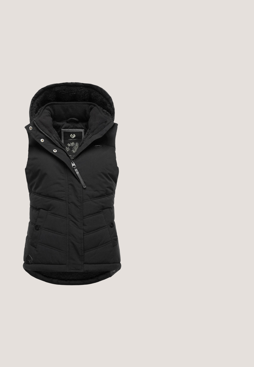 Ragwear HESTY - Chaleco - black; Sudadera blanca con capucha, cordones delanteros y pequeño logo negro de "cK" en el lado izquierdo del pecho, puños y bajo acanalados.; Vaqueros negros de tiro alto, ajustados, con botones frontales, presillas para cinturón y diseño de cinco bolsillos sobre fondo blanco.; Zapatilla negra baja de lona con cordones blancos y suela gruesa de goma blanca de varias capas sobre un fondo blanco.; Bolso bandolera rectangular negro hecho de cuero sintético liso, con un logotipo blanco destacado y una correa de hombro desmontable.; Pendientes de aro de metal plateado con una superficie lisa y brillante, en forma de media luna, que presentan un diseño minimalista y sin patrones visibles.
