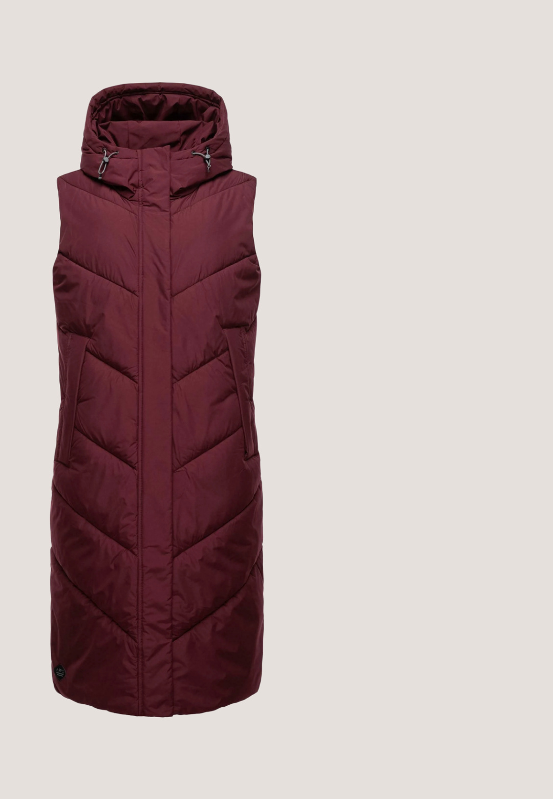 Bordeauxrot ärmellose Steppweste mit Kapuze, die über eine Chevron-Steppung, einen Reißverschluss auf der Vorderseite und zwei seitliche Taschen verfügt. Glattes, isoliertes Material.; Bordeauxrotes Sweatshirt mit hohem, umgeschlagenem Kragen, Kordeln, langen Ärmeln und lockerem Schnitt. Hergestellt aus weichem, leichtem Stoff.; Langärmeliger, dunkelroter Pullover mit spitzem Kragen und halb langem Frontreißverschluss.; Bordeauxfarbene gerippte Leggings mit breitem Bund, aus strukturiertem Stoff und einem kleinen Markenlogo an der Hüfte für zusätzliche Details.; Tamaris Sneaker low - berry comb; Rote Tragetasche mit schwarzen Griffen und verstellbarem Schulterriemen, Seitentaschen und einem kleinen Schlüsselclip in der Nähe der oberen linken Ecke.