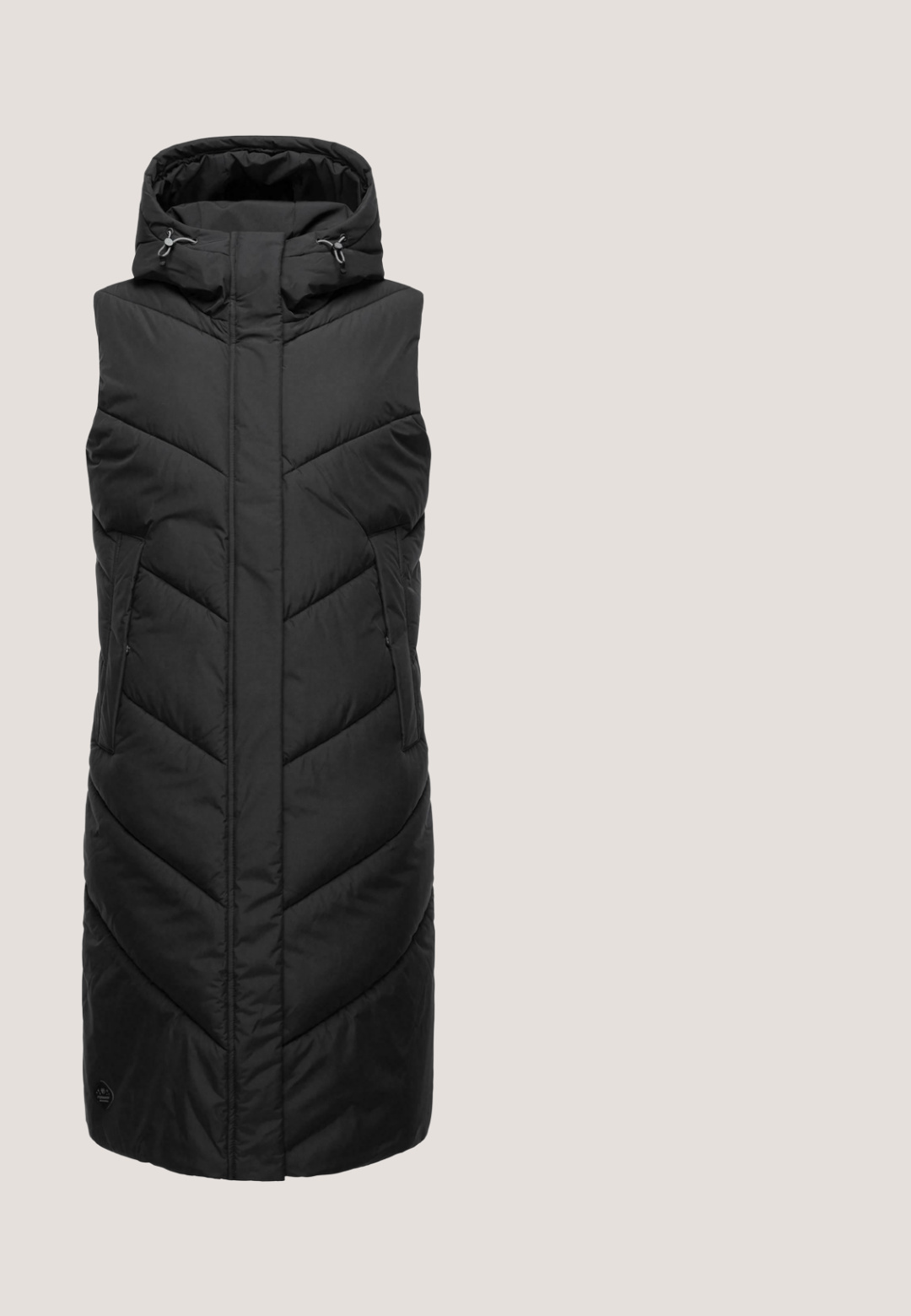 Zwarte puffer vest met een hoge kraag, verticale chevronstiksels, zijzakken en een lichtgewicht materiaal. Voorzien van een volledige rits aan de voorkant.; Zwarte coltrui met lange mouwen en geribde manchetten en zoom, afgebeeld op een witte achtergrond.; Lichtgrijze lange mouwen coltrui gemaakt van zachte stof. Kenmerkt zich door een ontspannen pasvorm en een minimalistisch ontwerp met subtiele stikdetails.; Zwarte rechte jeans van denim, met voorzakken, een knoop- en ritssluiting, en minimalistische stikseldetails.; Zwarte hoge sneakers met een zachte faux fur-kraag, een gladde synthetische bovenkant en een rubberen zool met een structuur in zigzagpatroon.; Zwarte messengertas met klep, verstelbare riem, voorvak met ritssluiting en metalen gespsluiting; gemaakt van glad nylonmateriaal.