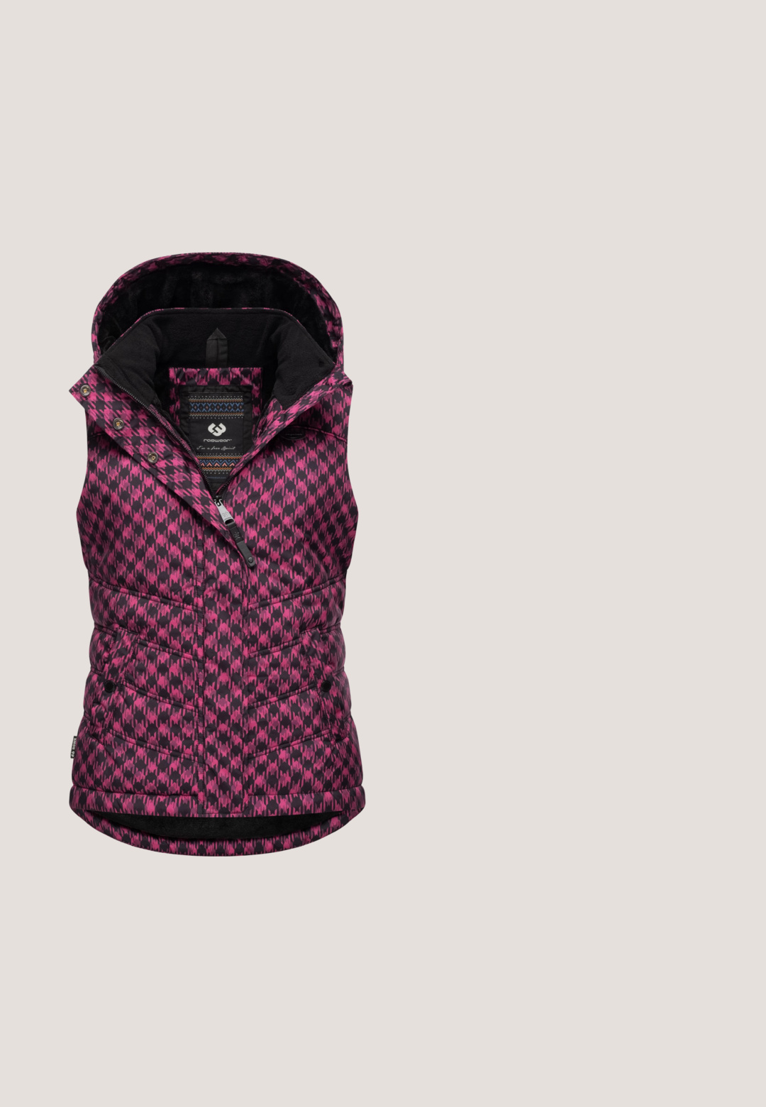 Gevoerde vest met capuchon, voorzien van een zwart en roze geometrisch patroon, ritssluiting aan de voorkant en zachte zwarte voering voor extra warmte.; Pullover fleece met roze, oranje en gele bloemmotieven op een donkerbruin achtergrond. Voorzien van een capuchon en knoopsluiting. Zachte textuur.; Lichtpaarse lange mouw turtleneck shirt van zachte katoen, met een logo op de kraag en grafische symbolen op de zijkant.; Bruine trainingsbroek met een relaxte pasvorm, voorzien van een aantrekkoord in de taille, geborduurde vlinders in het roze, en de tekst "Delicious" langs het been.; Chunky sneaker met een roze, harige bovenkant, gladde mauve accenten, beige details en een dikke, gestructureerde zool. Vetersluiting.; Donkerpaarse doorgestikte handtas met twee handgrepen, rechthoekige zilveren logoplaat en oranje ritsuittreksels aan elke kant.
