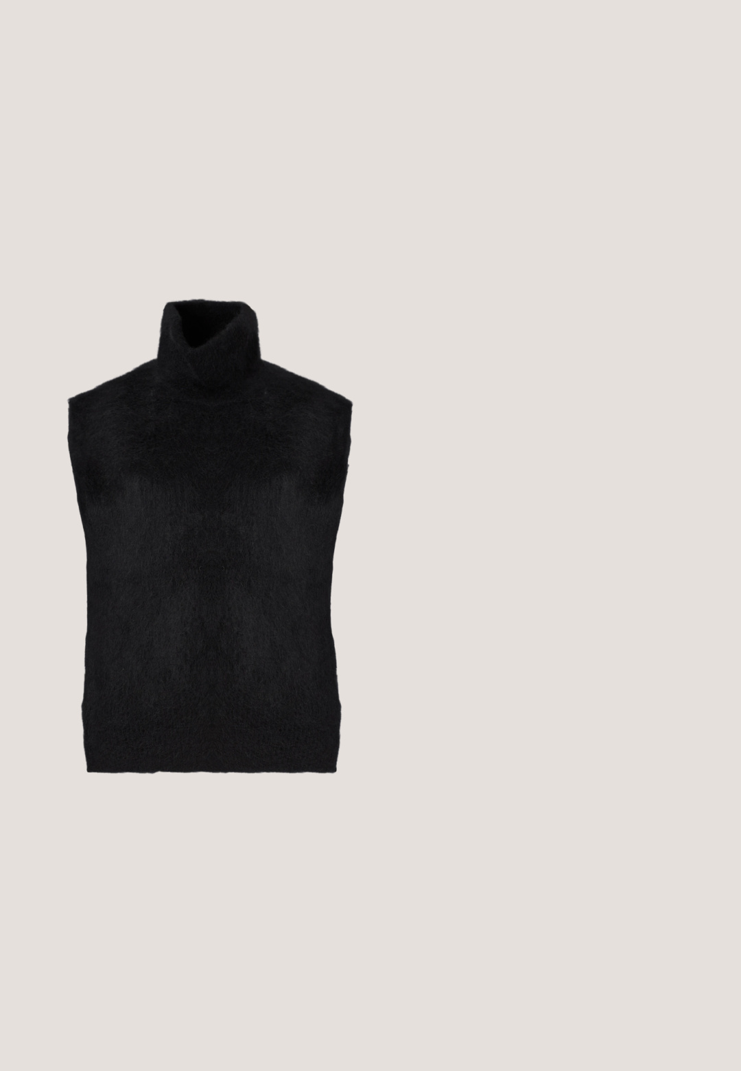 Schwarzer ärmelloser Rollkragenpullover aus weichem, flauschigem Material, mit einem hohen Kragen und glatter Textur ohne sichtbare Muster oder Verzierungen.; Schwarzes Langarmoberteil aus einem transparenten, dehnbaren Stoff. Mit Raffung an den Seiten und einem Rundhalsausschnitt.; Grau gerade geschnittene Hose mit Bügelfalte vorne, Gürtelschlaufen und Knopfverschluss, gefertigt aus denimähnlichem Stoff.; Weißer Leder-Pumps mit spitz zulaufender Spitze, schmalem hohem Absatz und glattem Finish, seitlich auf einem einfarbigen hellen Hintergrund gezeigt.; Schwarze Netz-Handtasche verziert mit silbernen Nieten, mit einem gebogenen Griff und einem Kettenriemen. Weiche Textur mit runder Form.; Silberne Ohrstecker in Sternform mit zwei herabhängenden Ketten; eine Kette endet in einem Blitz-Anhänger, die andere in einem spitzen Kegel mit eingelassenen Steinen.