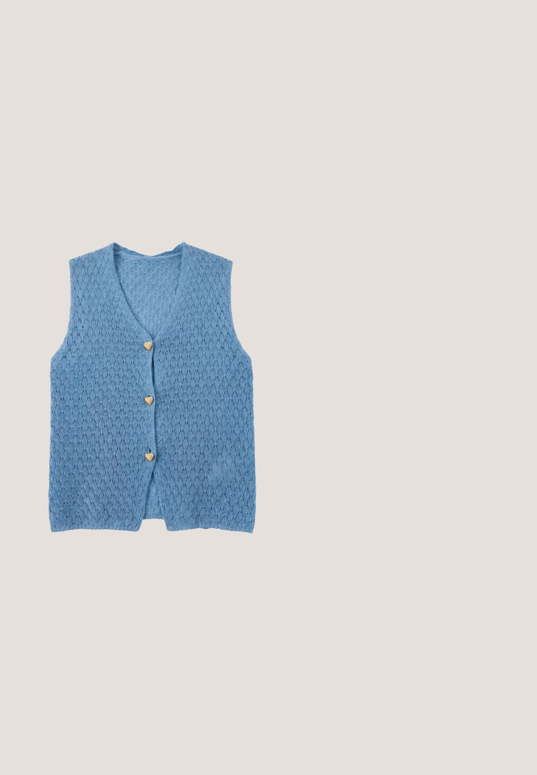 Blauw gebreid mouwloos vest met een open geweven patroon en drie beige, hartvormige knopen aan de voorkant.; Lichtblauw geribd topje met korte mouwen, klein paars bloemmotief en ronde hals, licht uitlopend aan de zoom.; Lichtblauwe tweed shorts met een gestructureerd patroon, hoge taille en een knoopsluiting aan de voorkant. Geen zichtbare zakken.; Sneaker met een lichtgrijze en blauwe textielen bovenkant, versierd met pailletten en strassstenen, en een zool van gumrubber.; Vierkante, oversized zonnebril met bruine monturen, lichtblauwe pootjes en verglijdende bruin getinte glazen op een witte achtergrond.; Lichtblauwe leren handtas met dubbele handvatten, gouden hardware, afneembare schouderriem en een bijpassend label met gegraveerde merknaam.