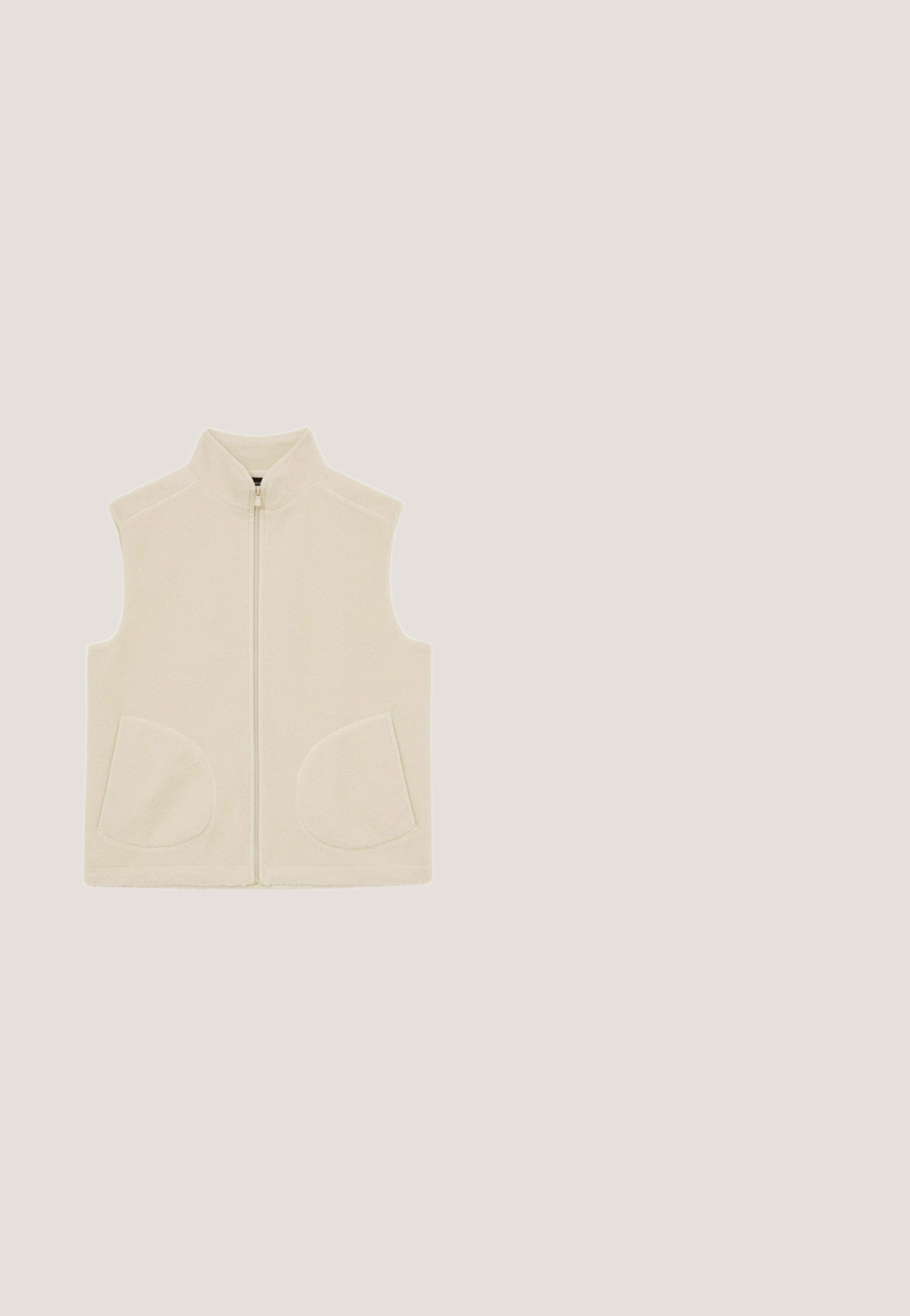 Beige mouwloze fleecevest met rits aan de voorkant, hoge kraag en twee afgeronde voorzakken.; Lichtbeige sweater met lange mouwen, ronde hals en geribbelde manchetten en zoom, afgebeeld op een witte achtergrond.; Korte mouwen, ronde hals t-shirt in een lichtbeige kleur. Gemaakt van zachte katoen, heeft een gladde textuur en een rechte zoom.; Beige geribbelde gebreide shorts met elastische tailleband en trekkoord, klein wit merklabel op het onderbeen rechts.; Witte lage sneaker met bruine hielstrook, gumzool, veters en een reliëflogo van het merk aan de zijkant en de tekst "American Classic" op de zool.; Beige rechthoekige toilettas met bruine leren afwerking, zijhandvat en voorkant met leren label met embossing "Howard London."