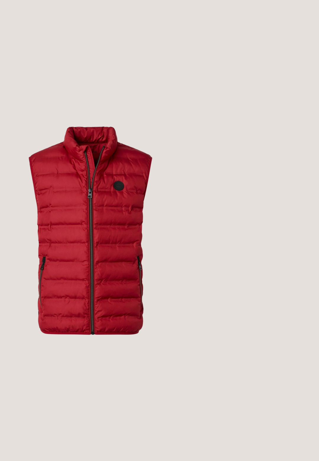 Rød quiltet ærmeløs vest med lynlås foran og lynlåslommer på siderne, med en rund sort logopatch på venstre bryst.; Bordeaux langærmet V-hals sweater med ribstrikkede manchetter og kant, ensfarvet strikket stof, præsenteret på hvid baggrund.; Langærmet skjorte med knapper, rødt og hvidtternet mønster, knotet krave og brystlomme på højre side.; Bordeauxfarvede bukser med lige ben, forlommer, bæltestropper og knaplukning vist mod en hvid baggrund.; Mørkebrun lædersneaker med sorte snørebånd, hvid tyk sål og "bugatti" logo på siden, vist fra ydersiden.; Strellson Skuldertasker - dark brown