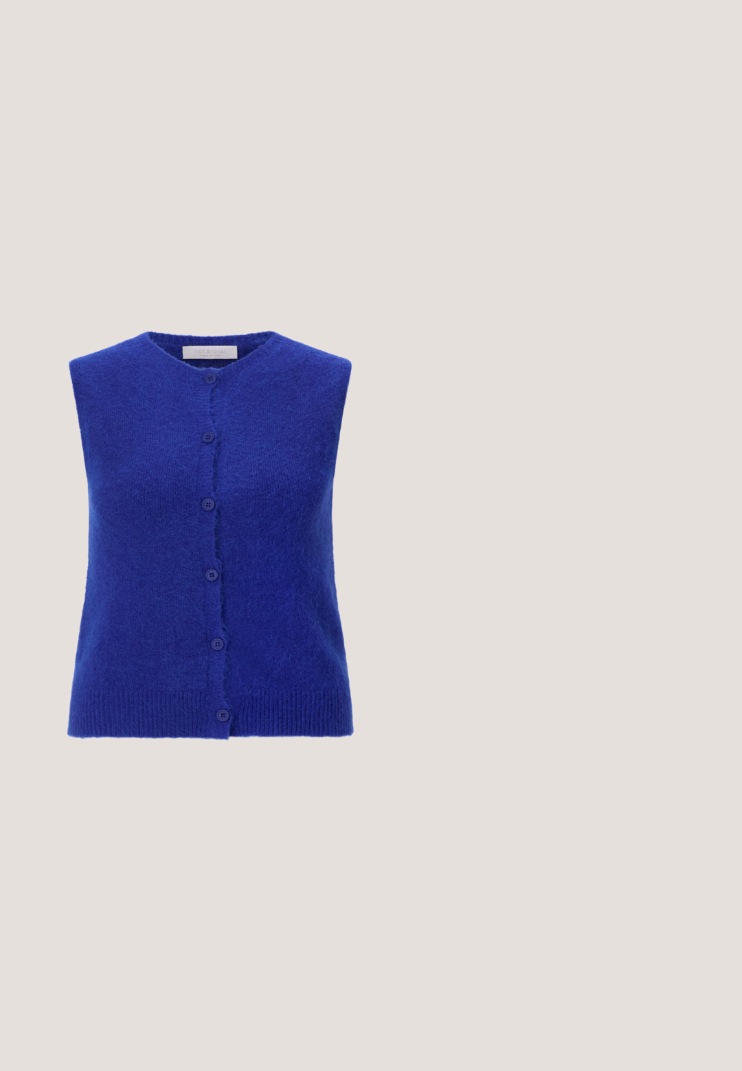 Cárdigan azul de punto sin mangas con seis botones a juego en la parte delantera y cuello redondo.; Camisa azul de botones con cuello puntiagudo, mangas largas y corte recto. Tejido de algodón suave con botones blancos en contraste.; Pantalones anchos azul de tela suave, con una cintura alta, pliegues en la parte delantera y un acabado limpio en el dobladillo.; Zapatilla azul de ante con dos franjas laterales rosas, suela marrón claro, lengüeta rosa y pestaña blanca en el talón, vista desde el lado exterior.; Bolso de hombro de cuero azul con correa ajustable y detalles de ojales metálicos plateados sobre un fondo blanco.; Pendientes dorados y azules con un diseño curvado; las secciones azules son lisas, mientras que los acentos dorados son brillantes y metálicos, montados sobre respaldos transparentes.