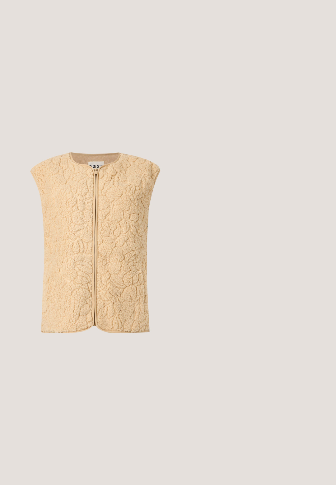 Beige fleecervest uden ærmer med tekstureret, blomsterlignende mønster og lynlåslukning foran på lys grå baggrund.; Cremefarvet sweatshirt med farverig tropisk scene, "Rip Curl" tekst, palmer, blomster, ocean og sloganet "Live the Search. Since 1969".; Kremfarvet T-shirt med korte ærmer, lille lyserødt "Aloha"-tekst og sort hibiscusblomst-design på øverste venstre bryst.; Hvide bukser med vidde i benene og en tekstureret, krøllet stof. Har et elastisk liv og sidelommer for bekvemmelighed.; Kremfarvede sneakers med en tekstureret læderoverdel, en brun gummisål og en fremtrædende logo i rødt på hælen.; Beige net-taske med olivengrøn kant og håndtag, der har "RVCA" logo på midterpanelet mod en ensfarvet baggrund.