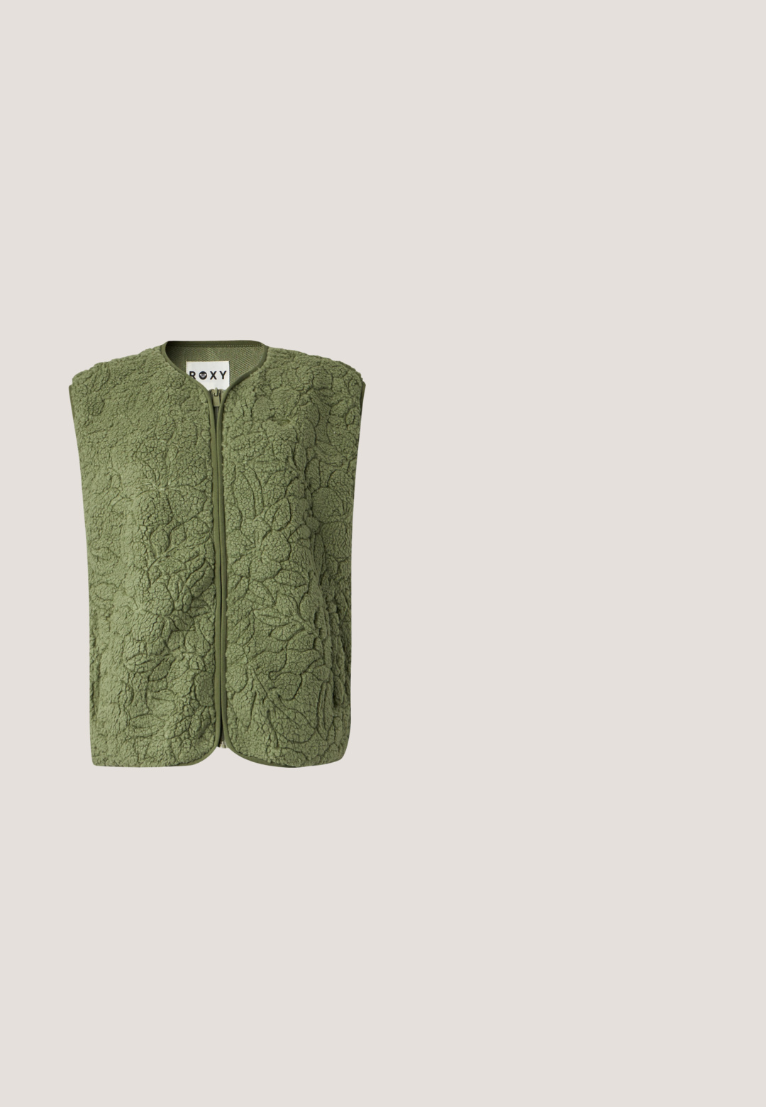 Grüne strukturierte Fleeceweste mit Frontreißverschluss und rundem Ausschnitt, die florale Prägeelemente zeigt, innen am Kragen mit Roxy-Label.; Weißes Cropped Top mit mintgrünem Besatz und einem großen mintgrünen Hibiskusblüten-Graphic auf der Vorderseite, mit einem handgeschriebenen Textdetail darunter.; Cargo-Shorts in Khaki mit einem elastischen Bund, Kordelzug und zwei Seitentaschen. Hergestellt aus leichtem Stoff mit glatter Textur.; Hellgrüne Leinensneakers mit weißen Gummisohlen und Schnürsenkeln. Mit einer abgerundeten Zehenform und strukturiertem weißen Profil. Begleitet von weißen Socken.; Grüne Tragetasche aus strukturiertem, zerknittertem Stoff mit breiten Griffen, vor schlichtem hellem Hintergrund dargestellt.; Goldene Creolen mit einem strukturierten Design und kleinen, runden Perlen entlang der äußeren Kante. Leicht und mit sicherem Verschluss.