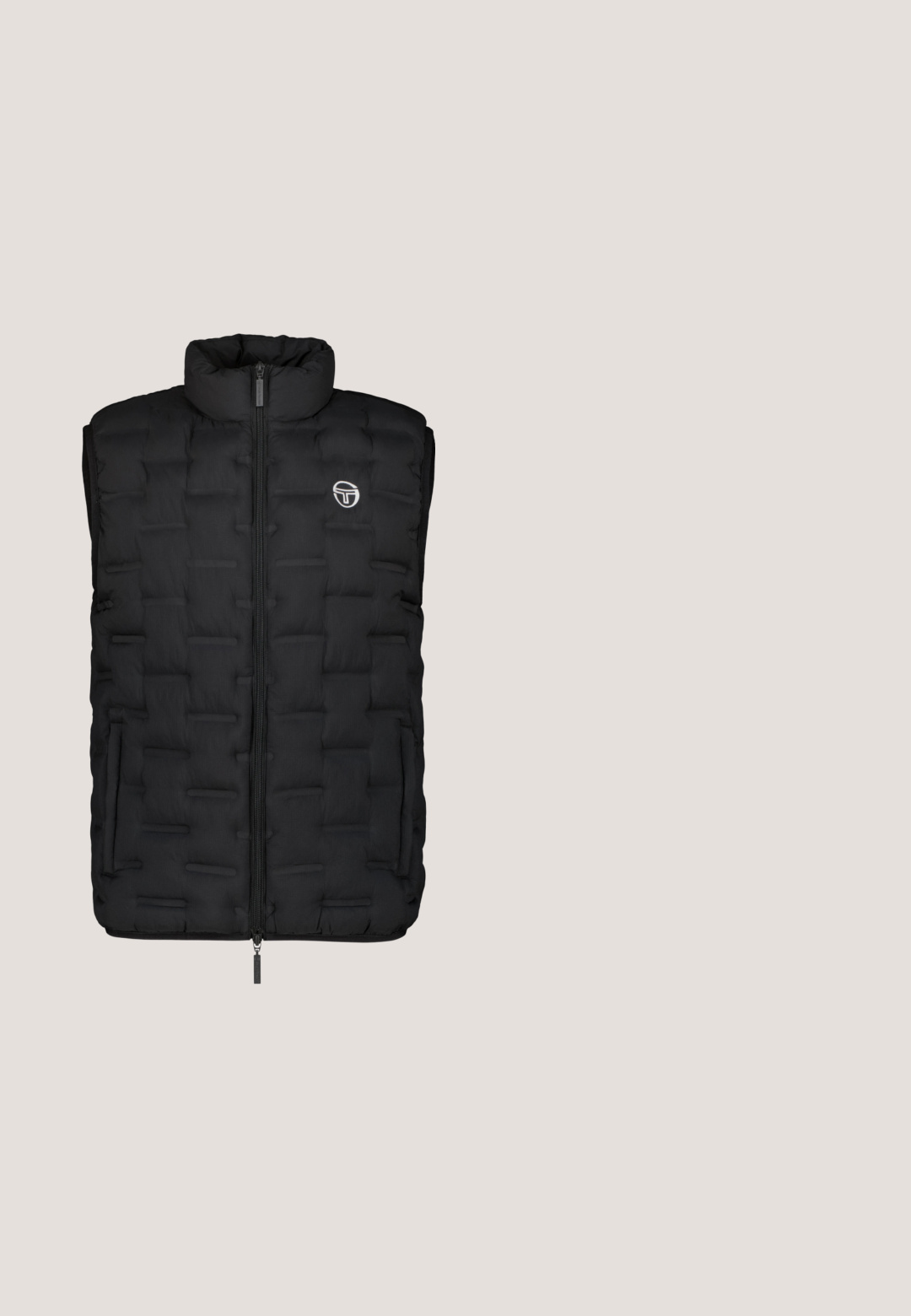 Zwarte puffer vest met hoge kraag, voor ritsluiting, geborduurde structuur en logo-detail, voorzien van zijzakken voor extra functionaliteit.; Zwarte sweatshirt met geribbelde zoom en een geel-zwart label met de tekst "PME LEGEND," genaaid op de stof. Gemaakt van textuurkatoen.; Zwart T-shirt met korte mouwen en ronde hals met een klein wit rond logo op de linkerborst.; Grijze sweatpants gemaakt van zacht materiaal, met een elastische tailleband met trekkoorden en twee zijzakken; grote zwarte logoprint op één pijp.; Zwarte en grijze sneaker met een mix van suède en mesh materiaal, met een groene accent en een witte tussenzool. Gestructureerd oppervlak en rubberen zool.; Compacte zwarte crossbodytas met een ritsvak aan de voorkant, verstelbare riem en een gladde textuur, ontworpen voor dagelijks gebruik.
