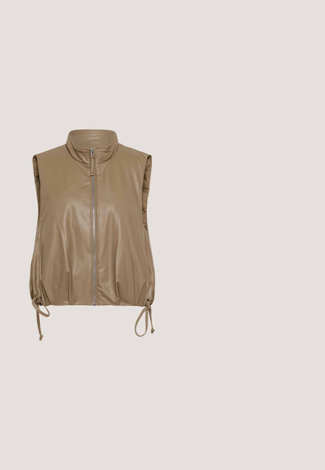 Ärmellose Lederweste in Taupe mit hohem Kragen, Frontreißverschluss und verstellbaren Kordelzügen am Saum.; Culture CUEBBA ANNEMETTE - Strickpullover - tannin; Beige, weich strukturierte Hose mit elastischem Bund, geradem Bein und ohne sichtbare Nähte, geeignet für die Freizeit.; Sneaker in Creme und Beige mit Wildleder-Akzenten, Schnürverschluss und beiger Gummisohle, von der Seite vor weißem Hintergrund gezeigt.; Braune Wildleder-Schultertasche mit einem einzelnen Träger, gebogenem oberen Reißverschluss und kleinem goldfarbenem Logodetail vorne in der Mitte.; Halbkreis-Ohrringe aus Metall mit goldfarbener Hammerschlag-Textur, mit Stiften und Schmetterlingsverschlüssen, auf weißem Hintergrund dargestellt.