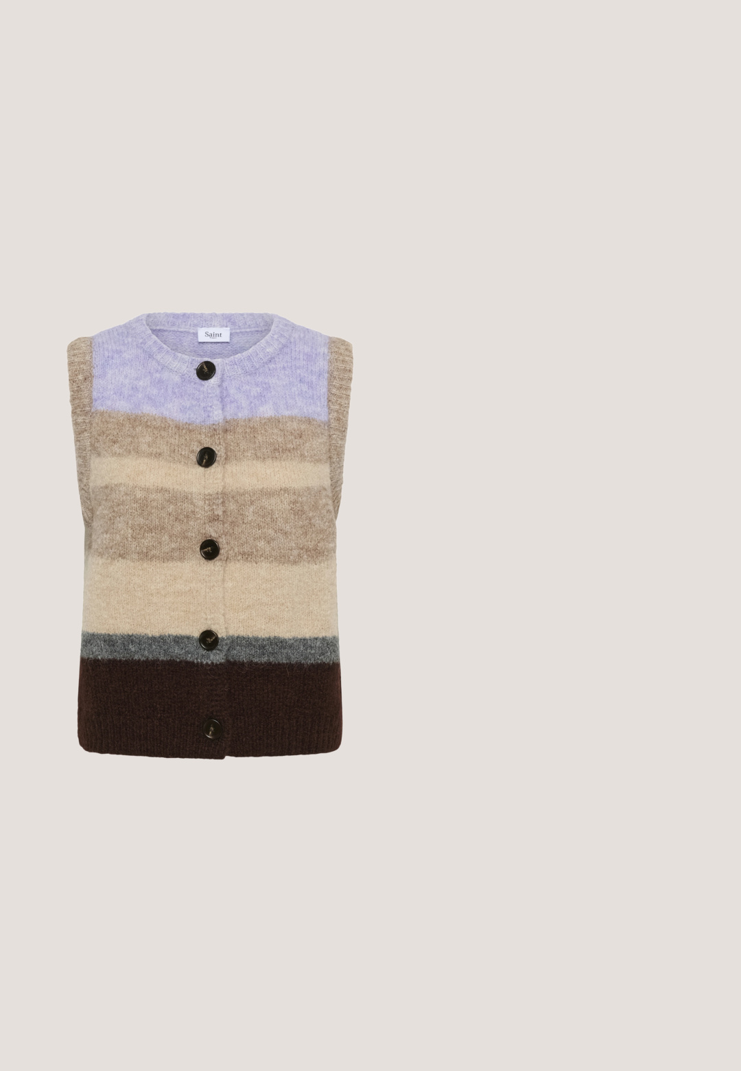 Ærmeløs strikket vest med brede vandrette striber i lavendel, beige, grå og mørk brun.; Brun ribstrikket langærmet sweater med spids krave og fire-knaps lukning, tætsiddende silhuet.; Brune bukser med vide ben lavet af blødt stof. Har en flad talje og sidelommer, som giver en glat silhuet og en behagelig pasform.; Brune ruskinds ankelstøvler med rund tå, hvid dekorativ syning og en tan gummisål med et zigzag-mønster.; Sorte-skal solbriller med rektangulære stel, brune linser og teksturerede arme. Har brandlogo indgraveret på armen.; Brun ruskinds håndtaske med to håndtag, en struktureret form og en dybde, der skaber en ren, minimalistisk æstetik. Ingen synlige hardwaredetaljer.