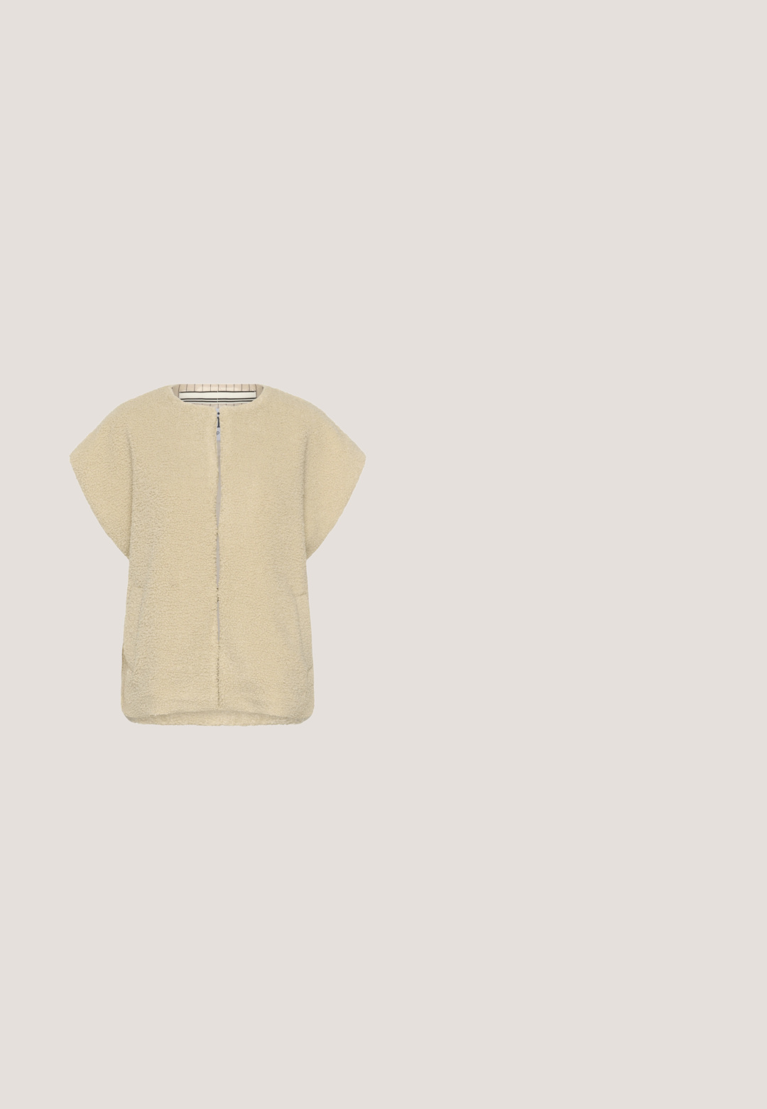 Beige, flauschige Fleece-Oberbekleidung mit kurzen Ärmeln, Frontreißverschluss und zwei Seitentaschen. Weicher Stoff mit entspanntem, kastigen Schnitt.; Schwarzer Fleece-Pullover mit einem Reißverschlusskragen, weicher, strukturierter Oberfläche und bequemer Passform. Verfügt über eine Naht entlang des Saums und der Bündchen.; Schwarzes ärmelloses Tanktop mit V-Ausschnitt, figurbetontem Stil und sichtbarem Markenschild im Nackenausschnitt, vor weißem Hintergrund.; Schwarze, weit geschnittene Hosen mit einem glatten, elastischen Bund. Der Stoff erscheint weich und leicht strukturiert, ohne sichtbare Muster oder Akzente.; Schwarzer Sneaker mit niedrigem Schaft und brauner Ferse, schwarzen Wildleder- und glänzenden Lederpaneelen, schwarzen Schnürsenkeln und Gummisohle.; Schwarze, strukturiert geprägte Leder-Shopper-Tasche mit zwei kurzen Griffen und zwei verstellbaren langen Schulterriemen.