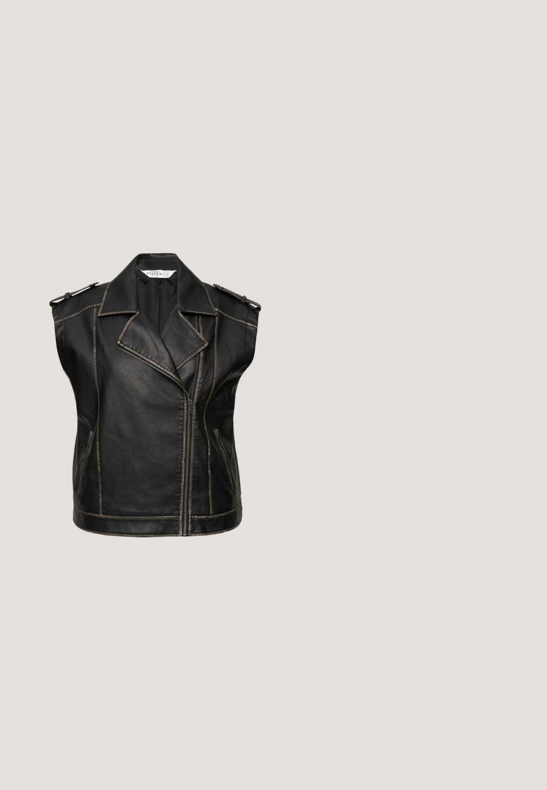 Sort lædervest med et klassisk motorcykel-design, der har en tandet krave, lynlås lukning og skulderepauleter. Fremhævede sømme.; Sort kortærmet t-shirt med fem metalblomst-applikationer og studs, lavet af blødt stof med afslappet pasform.; Sorte vidde faux leather bukser med elastisk talje og trykknapdetaljer langs ydre sidesømme.; Sorte ankelstøvler med en tekstureret sort læderoverdel, glatte sorte suedeksider og foring i leopardprint, samt metalliske accenter og en kraftig sål.; Sort læder skuldertaske med flere dekorative sløjfer med sølv metaløjne og en aftagelig rem med metal spænde.; Sort bred armbånd med jævnt fordelte små sølvnitter, der dækker overfladen, på en hvid baggrund.