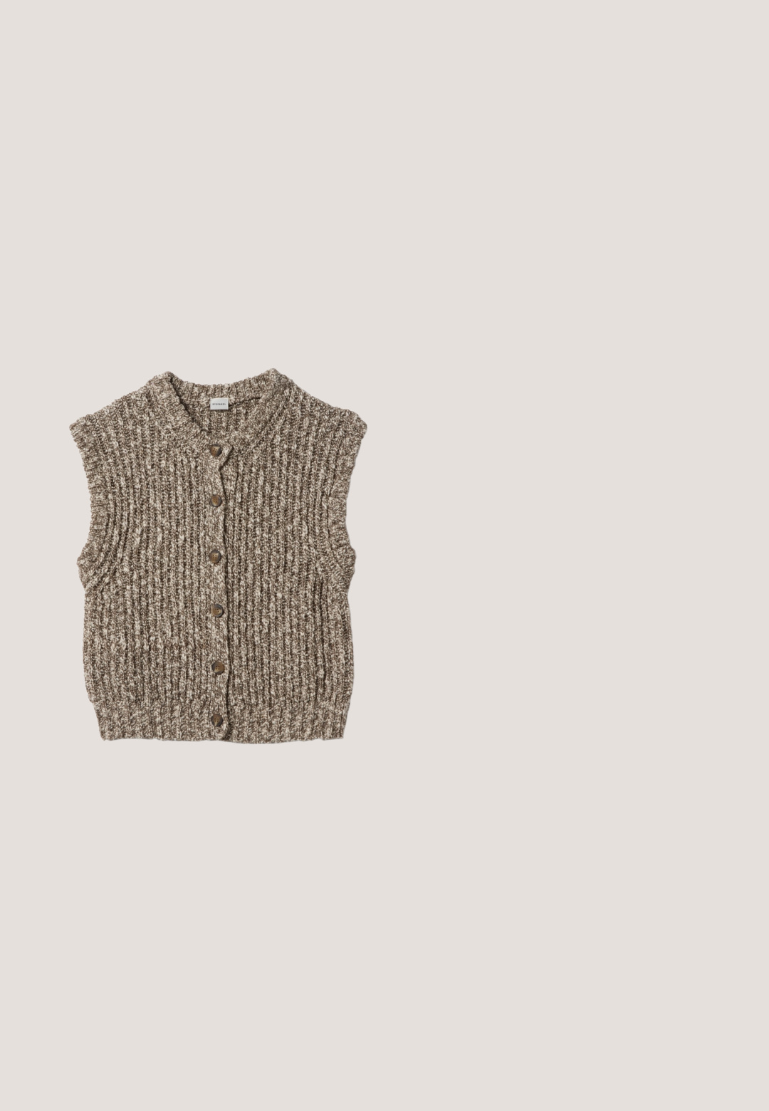 Chaleco de punto sin mangas con cierre frontal de botones en hilo mezclado marrón y beige, con textura acanalada y dos bolsillos delanteros.; Camiseta blanca lisa de manga corta con cuello redondo, extendida y sin patrones ni logotipos visibles.; Pantalones de pierna ancha de color marrón oscuro con bolsillos delanteros, trabillas para cinturón y cierre delantero oculto.; Mocasines de ante marrón con un bajo tacón negro y detalles gather en la parte delantera. Textura suave, puntera redondeada y diseño minimalista.; Gafas de sol con lentes oscuras y una montura curva de tipo ojo de gato en un patrón carey sobre fondo blanco.; Bolso de cuero marrón oscuro para el hombro con dos correas largas y finas y una superficie lisa, ligeramente texturizada.