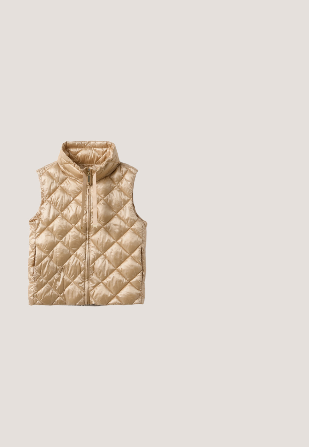 Chaleco sin mangas acolchado beige con cremallera frontal y cuello alto con cordones, exhibido sobre un fondo blanco.; Jersey beige de manga larga con cremallera media en el frente, cuello alto, puños elásticos y un corte relajado.; Camiseta beige de manga larga con cuello alto y textura lisa, colocada plana sobre un fondo blanco.; Pantalones de pierna ancha en color crema con cinturilla elástica y cordón ajustable, que cuentan con bolsillos laterales y un acabado de tela suave y lisa.; Zapatilla de ante de color beige, con un suave forro de piel de oveja crema. Cuenta con una suela de goma plana y texturizada para mayor agarre.; Bolsa tote acolchada beige con asas anchas y un pequeño parche cuadrado con logo en el centro delantero, sobre un fondo blanco liso.