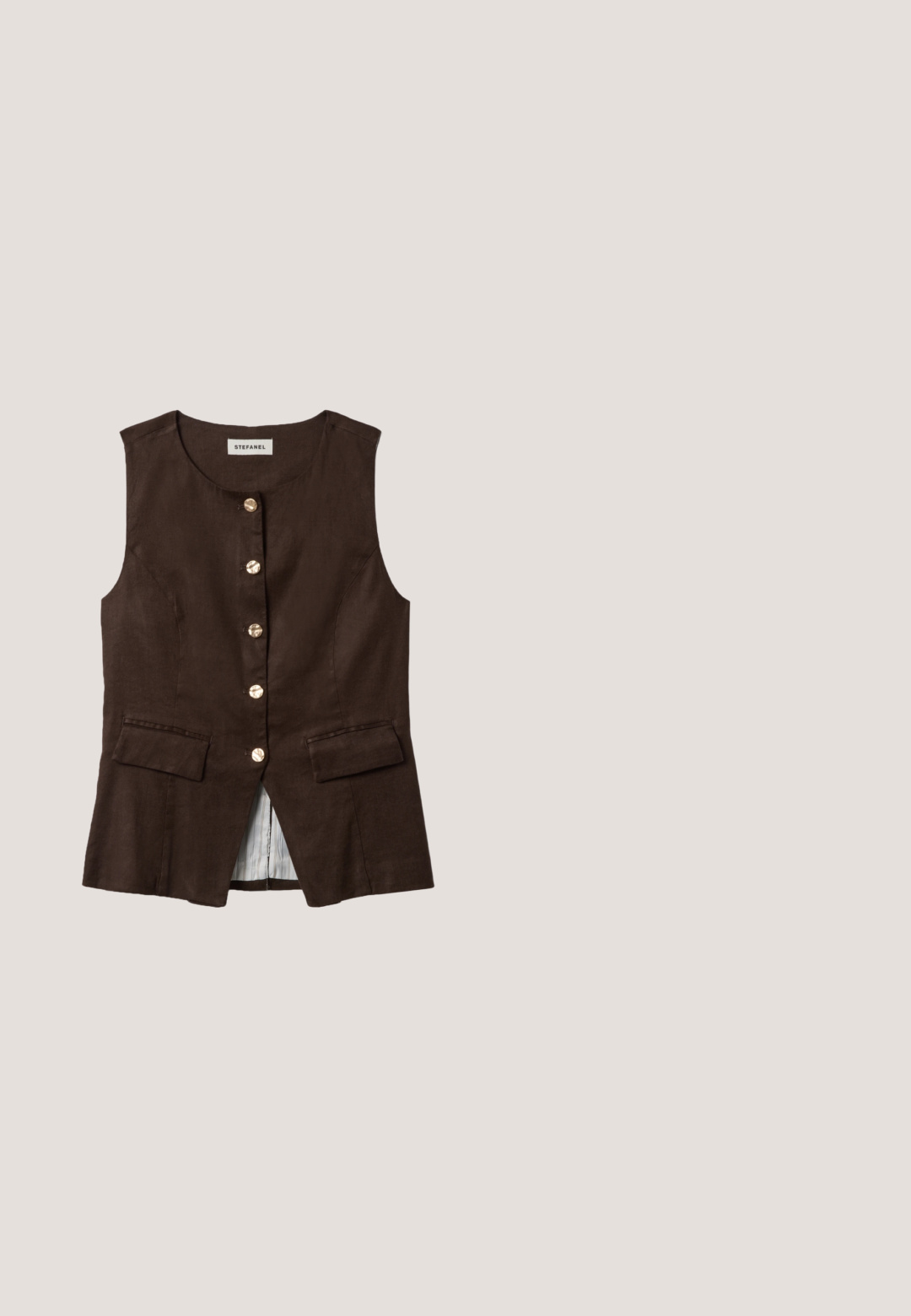 Chaleco sin mangas de color marrón oscuro con cuello redondo, botones delanteros, dos bolsillos delanteros con solapa y una etiqueta en el interior del cuello que dice Stefanel.; Blusa marrón de manga larga para mujer con cuello redondo y una pequeña abertura en la parte delantera, mostrada sobre fondo blanco.; Pantalones marrones de pierna ancha y corte cropped con pliegues y bolsillos laterales, con trabillas para cinturón y cierre delantero oculto.; Sandalia de tacón de ante marrón con una cinta ancha y detalles recortados, adornada con tachuelas de latón y un tacón de bloque de madera.; Gafas de sol de carey con montura rectangular, lentes marrones degradados y texto dorado que dice "vogue" en los laterales. Textura de plástico suave.; Bolso de mano de cuero tejido texturizado de color marrón oscuro con una sola correa para el hombro, mostrado sobre un fondo claro y liso.