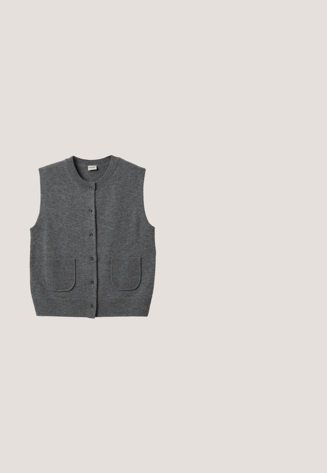 Cárdigan gris de punto sin mangas con cuello redondo, cierre de botones en la parte delantera, dobladillo acanalado y dos bolsillos delanteros.; Camiseta de manga larga gris hecha de tejido suave, con cuello redondo y corte recto; textura lisa sin patrones ni adornos.; Pantalones de pierna ancha en gris con una tela suave y texturizada y una cinturilla alta, presentando un diseño simple y limpio sin patrones ni adornos.; Gooce MINDIKI  - Botas para la nieve - taupe; Gafas de sol carey con lentes verdes, que presentan una forma geométrica de ojo de gato, y brazos delgados con sutiles acentos dorados.; Bolso tote acolchado con dos asas acolchadas y un patrón de cuadros marrón, con cierre de cremallera en la parte superior.