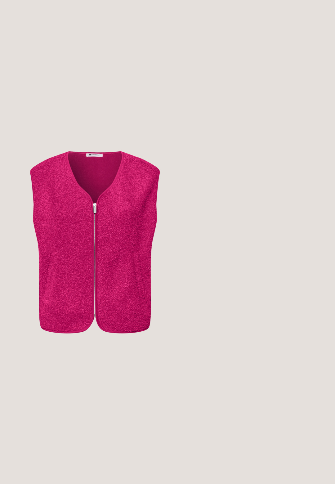 Chaleco sin mangas de color rosa brillante con una cremallera frontal plateada y una tela suave y texturizada.; Top de punto de manga corta en un rosa brillante con mangas anchas y detalles sutiles perforados a lo largo de las costuras de los hombros.; Pantalones de chándal de algodón rosa con cintura elástica, cordón ajustable y dos bolsillos frontales. Diseño de pierna tapered con una textura suave.; Zapato deportivo rosa con parte superior de malla transpirable, acabado texturizado y suela blanca. Presenta cordones tonales y un cuello de soporte.; Bolso rosa con tela floral texturizada, asa corta, correa de hombro desmontable y detalles en hardware de tono plateado.; Collar redondo con grandes eslabones de cadena rosa mate, conectados por un pequeño cierre plateado en la parte delantera, exhibido sobre un fondo blanco.