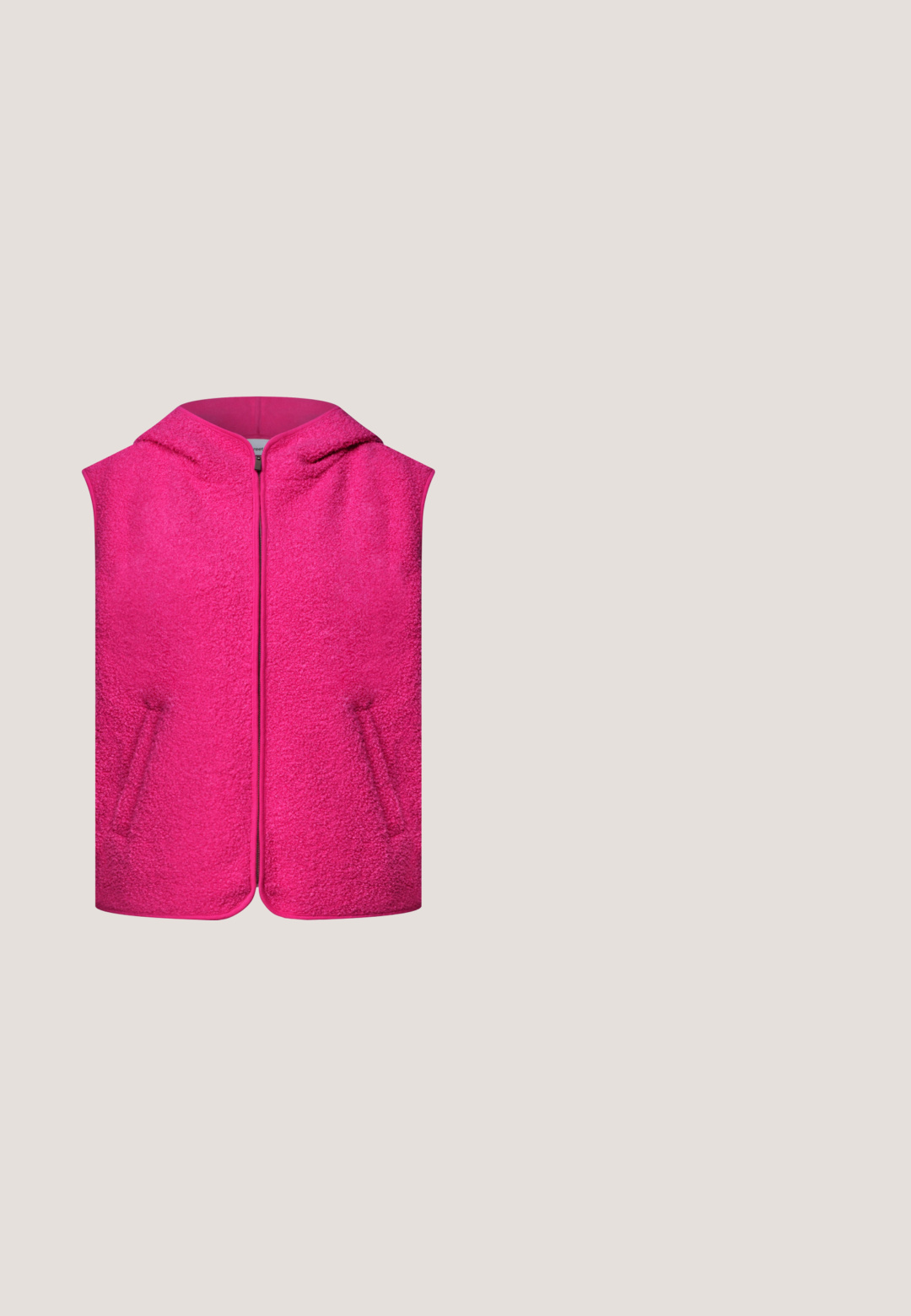 Hell pinke ärmellose Kapuzenweste mit Frontreißverschluss und zwei schrägen Seitentaschen aus strukturiertem Fleece-Stoff.; Helles pinkes Langarmshirt mit rundem Halsausschnitt, aus glattem Stoff, vor weißem Hintergrund präsentiert.; Rosa Sweatpants mit einem Kordelzugbund, geradem Bein design und zwei Seitentaschen. Aus weichem, leichtem Stoff hergestellt.; Rosa Wildleder-Sneaker mit grünem Fersenakzent und Streifen. Verfügt über eine runde Zehe, Schnürung vorne und eine Gummisohle. Durchbrochene Details an den Seiten.; Pinke Umhängetasche mit bestickter Vorderseite, Reißverschluss mit Quaste und verstellbarem Gurt mit farbenfrohem abstraktem Muster.; Goldene Kettenarmband mit rosa Emaille-Akzenten. Verfügt über einen Karabinerverschluss und eine Verlängerungskette mit einem Anhänger, auf dem "YOKOAMII" steht.